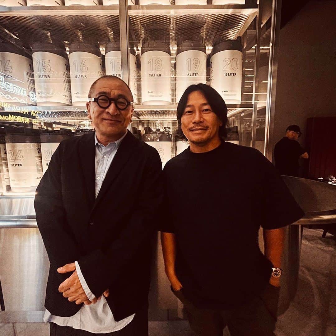 中村貞裕のインスタグラム：「#dambreweryrestaurant  インテリアデザインをお願いした片山さんとアート作品をお願いしたkotaoちゃんと！」