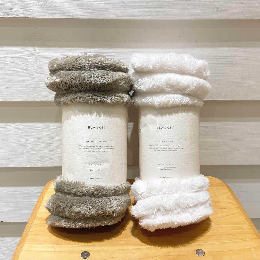 3COINS lN LUMINEのインスタグラム：「こんにちは！ 3COINSルミネ北千住店です💐  本日は寒い季節にぴったりなあったかアイテムをご紹介いたします！  ・太コールブランケット OW/BR ¥500(税込¥550)  70×100cmの大きさなので膝掛けにもぴったりです✨朝晩寒くなってきましたので、是非こちらで暖かくしてお過ごしください❄️  他にも多くの商品が店頭にございます。是非手に取ってご覧ください😌  ⚠️店舗により在庫状況異なりますのでご了承ください。  #3coins #スリーコインズ #スリコ #あったかアイテム #ブランケット」