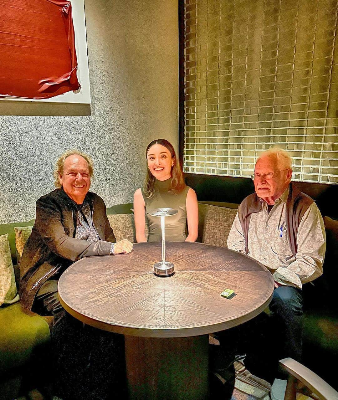 エミ・マイヤーのインスタグラム：「And as if the weekend wasn’t magical enough, after my set I found the living legends guitarist @leeritenourofficial and pianist Dave Grusin chilling at the bar. They both have decades of deep ties to Japan. If you aren’t familiar with Dave, you’ve heard his music everywhere beginning with the Andy Griffith show to the score of the Goonies, the Graduate, the Firm, to his incredible work with @quincyjones and @jamestaylor_com (I urge you to watch the #PBS documentary, Not Enough Time! Dave Grusin: Not Enough Time @grusinfilm ) Currently on tour of the Blue Notes and more.  ライブ後にバッタリお会いしたLeeさんとDaveさん。そのご縁に感謝！茶碗蒸しを食べるところにご邪魔させていただき、、心がドキドキ💓ブルーノートでのライブにも行って、涙が止まらず。どうやって時差や連続ライブにもめげずスタミナが続くのか、、やはり2人は50年以上のキャリアを重ね、そして音楽を奏でるために生まれてきたというか、何歳になってもけろっとライブができちゃうのです。簡単に見えるほど実はレベルが高いのに！インスピレーションを沢山いただきました。今デイブさんのドキュメンタリーも見れます: @grusinfilm #クインシージョーンズ や　#ジェームステイラー さんとの関係も見れて素晴らしいフィルムです。  • • • #leeritnour #davegrusin #bluenote #リーリトナー #ブルーノート#デーブグルーシン　#bluenotetokyo #ブルーノート東京 @bluenotehawaiijp @bluenotehawaii @bluenotemilano #jamestaylor #quincyjones」