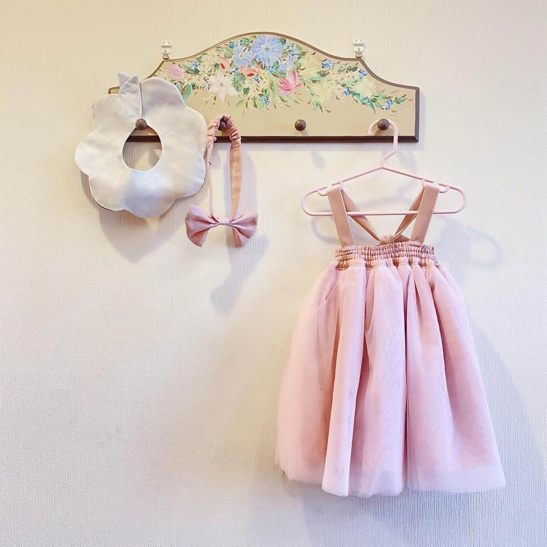 阿部純子のインスタグラム：「🧚♡  こちらが完成品です🪡  チュチュはサイズアウトしたらスカートに🧸 リボンとスタイも作ってセットにしてみました♪  #handmade #純子のハンドメイドはじめました #babyhandmade #手作り子供服」