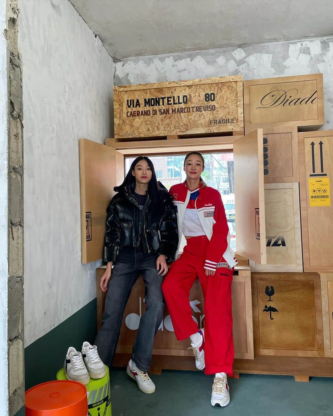 チェ・ヨジンのインスタグラム：「디아도라 성수동 팝업 스토어❤️ 나 오늘 너무 디아도라했네 골때녀 멤버들보니 왠지 가족같네⚽️ . #디아도라#팝업스토어」