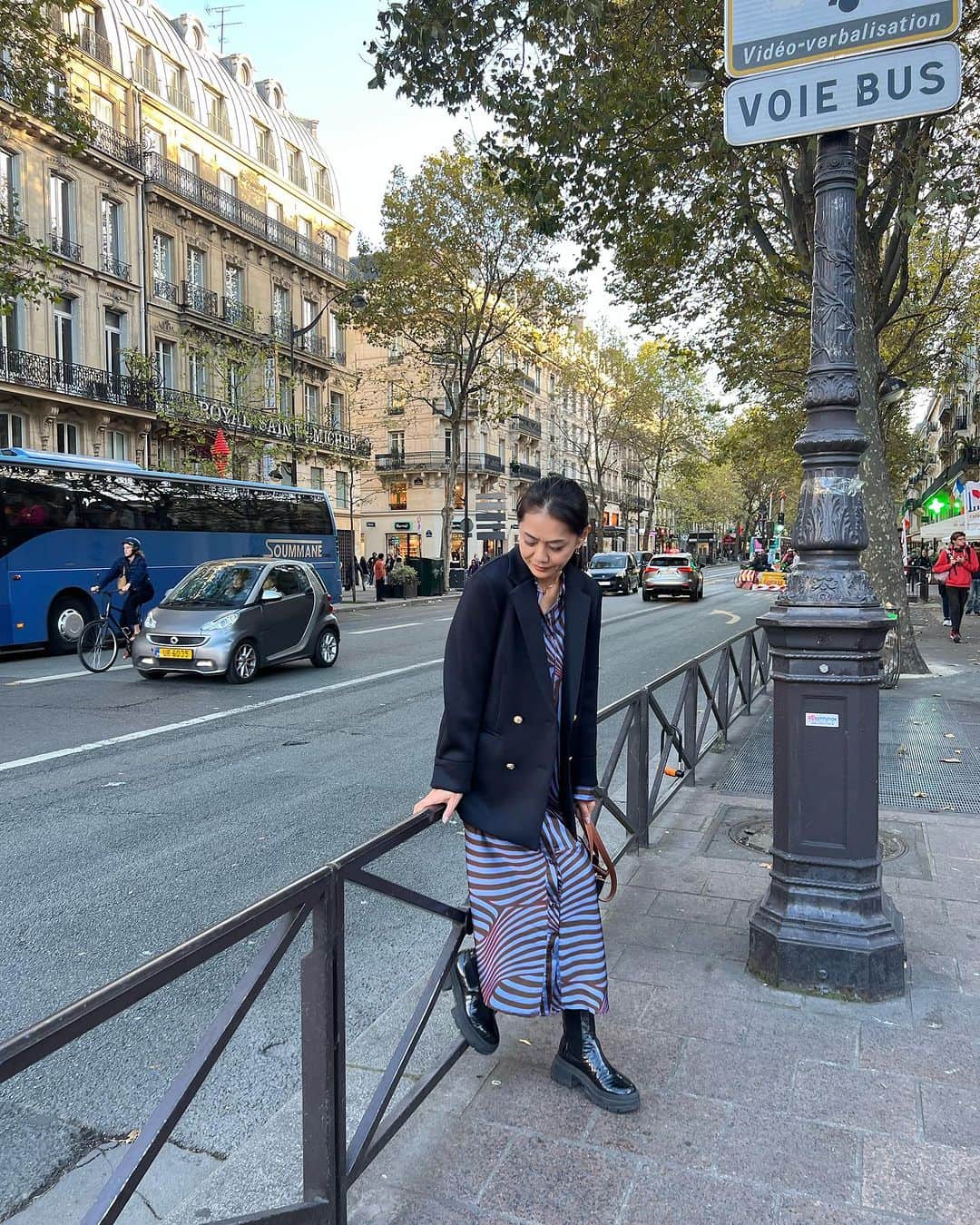 前田典子さんのインスタグラム写真 - (前田典子Instagram)「#paris  では 一日平均14,000歩も歩いてました😅 最高の日は17,000歩💦👟 毎日，めちゃくちゃ歩いてメトロもいっぱい乗りましたⓂ️🚇👟  クッションの良い @noname.japan と マエノリコラボ　の ストロングブーツと🥾 コンクリートサンダル👡が 大活躍しました😊  #金ボタンジャケット  これは旅にも便利です👍 軽い、柔らかい、肩凝らないキチンと見えする😊👍　@maisonmaenori  と　@nord_cadre コラボのジャケット 展示会巡りやディナーにも着て行きました🍷 しかもウォッシャブル 旅から帰ったらすぐおうちでお洗濯🙆  ワンピースは @meme_road_   #Paris#フランス🇫🇷 #マエノリ旅 #マエノリファッション」10月7日 14時27分 - maenorichang