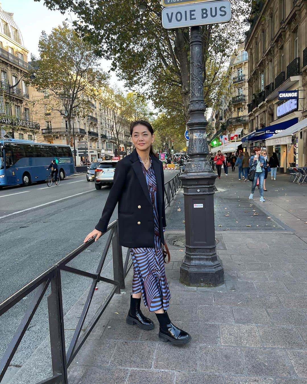 前田典子さんのインスタグラム写真 - (前田典子Instagram)「#paris  では 一日平均14,000歩も歩いてました😅 最高の日は17,000歩💦👟 毎日，めちゃくちゃ歩いてメトロもいっぱい乗りましたⓂ️🚇👟  クッションの良い @noname.japan と マエノリコラボ　の ストロングブーツと🥾 コンクリートサンダル👡が 大活躍しました😊  #金ボタンジャケット  これは旅にも便利です👍 軽い、柔らかい、肩凝らないキチンと見えする😊👍　@maisonmaenori  と　@nord_cadre コラボのジャケット 展示会巡りやディナーにも着て行きました🍷 しかもウォッシャブル 旅から帰ったらすぐおうちでお洗濯🙆  ワンピースは @meme_road_   #Paris#フランス🇫🇷 #マエノリ旅 #マエノリファッション」10月7日 14時27分 - maenorichang