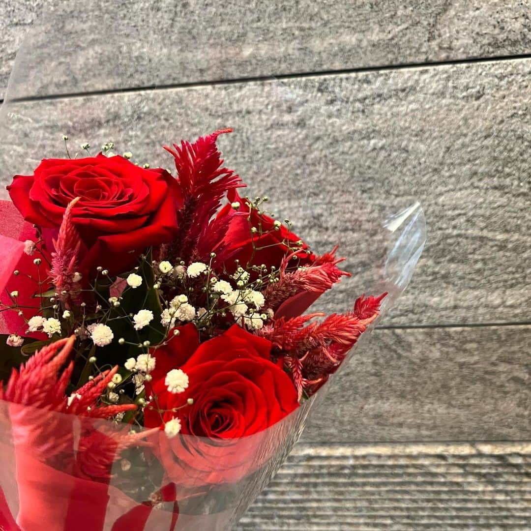 伊藤彩華さんのインスタグラム写真 - (伊藤彩華Instagram)「🌹  #roses #ysl #花束」10月7日 14時28分 - ayaka_ito_official