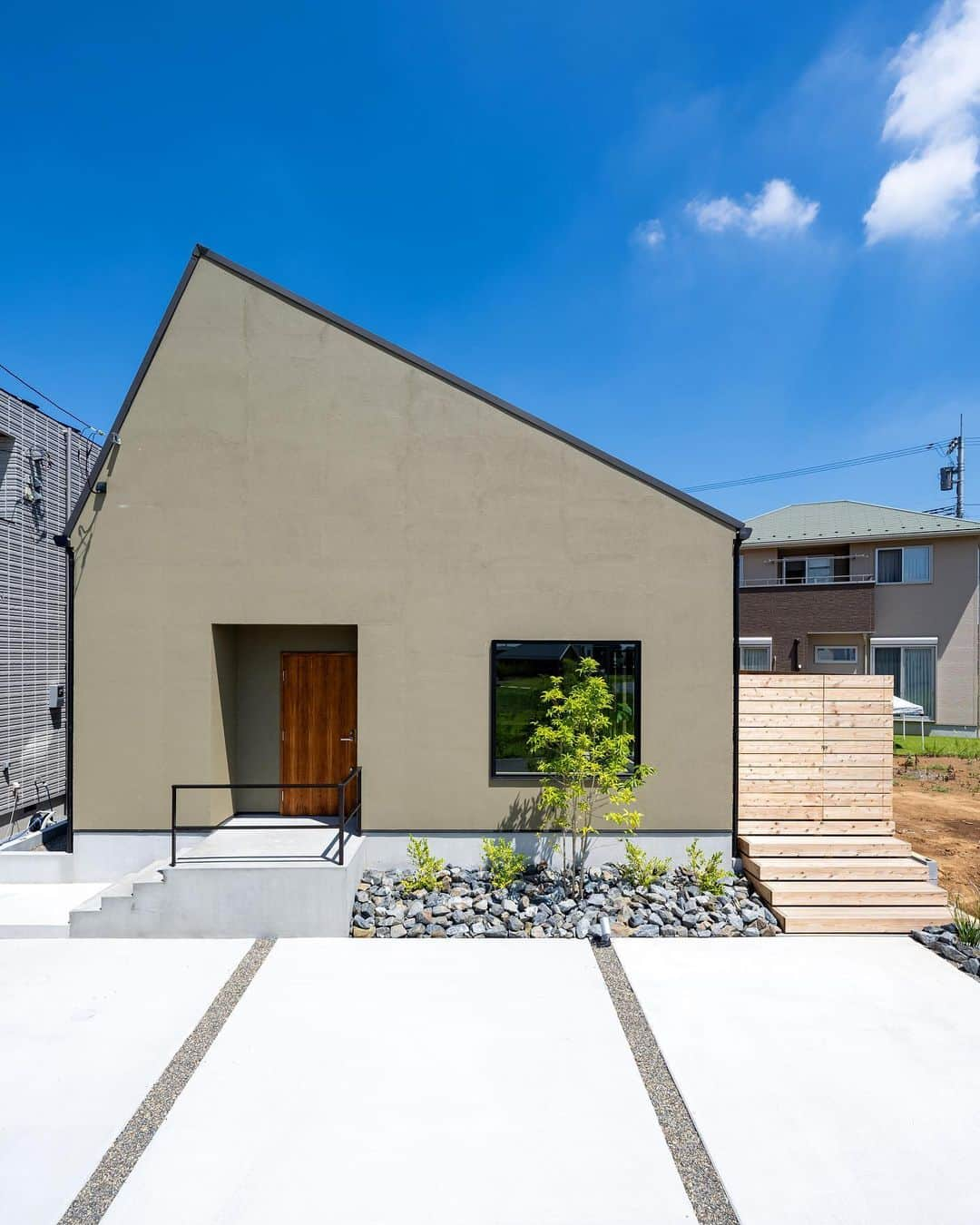 BROOKLYN STYLEのインスタグラム：「🍁  《平屋のように暮らすLOFTの家》  三角形の屋根にスクエア窓がこの家の顔。 開放感あふれる大空間と木の香、光、風、そして緑を取り入れて豊かに暮らす。  #木の温もりがある家  #緑のある暮らし   ----------------------------- 施工事例はこちら💁‍♀️ 「@lasta1015」 -----------------------------  株式会社ラスタ工務店 〒371-0846 群馬県前橋市元総社町1-2-3 ➿0120-504-195  ----------------------------- 資料請求・見学会・無料相談会のご予約は、 トップのURLからどうぞ😌  more phots...@lasta1015 -----------------------------  《施工対応エリア》 #群馬県 #埼玉県 北部  それ以外の地域の方もご相談くださいませ🙇‍♀️  #ラスタ工務店 #群馬工務店 #工務店がつくる家 #高機密高断熱 #性能とデザイン #設計事務所 #注文住宅新築 #北欧スタイルの家 #スウェーデンハウス #木製サッシ #木製サッシ三層ガラス窓 #省エネ住宅 #太陽光パネル #蓄電池 #家事動線 #シンプルホーム #ナチュラルな家 #自然素材の家 #無垢材 #塗り壁の家 #ツーバイフォー #かわいい家 #ニッチ #造作洗面台 #ペットと暮らす家」