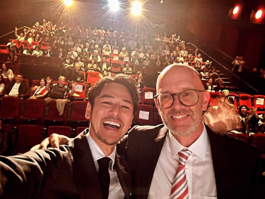 妻夫木聡さんのインスタグラム写真 - (妻夫木聡Instagram)「#globalstagehollywoodfilmfestival2023  映画で人と人が繋がれるって本当に幸せなこと 必ずまた戻ってきたい  When I came to LA for the first time, I felt that LA’s people were very kind and friendly. So I’m so happy to introduce my film “A man” for them.  Thanks a lot.  #ある男 #aman #ロサンゼルス #douglasmontgomery」10月7日 14時39分 - satoshi_tsumabuki_official