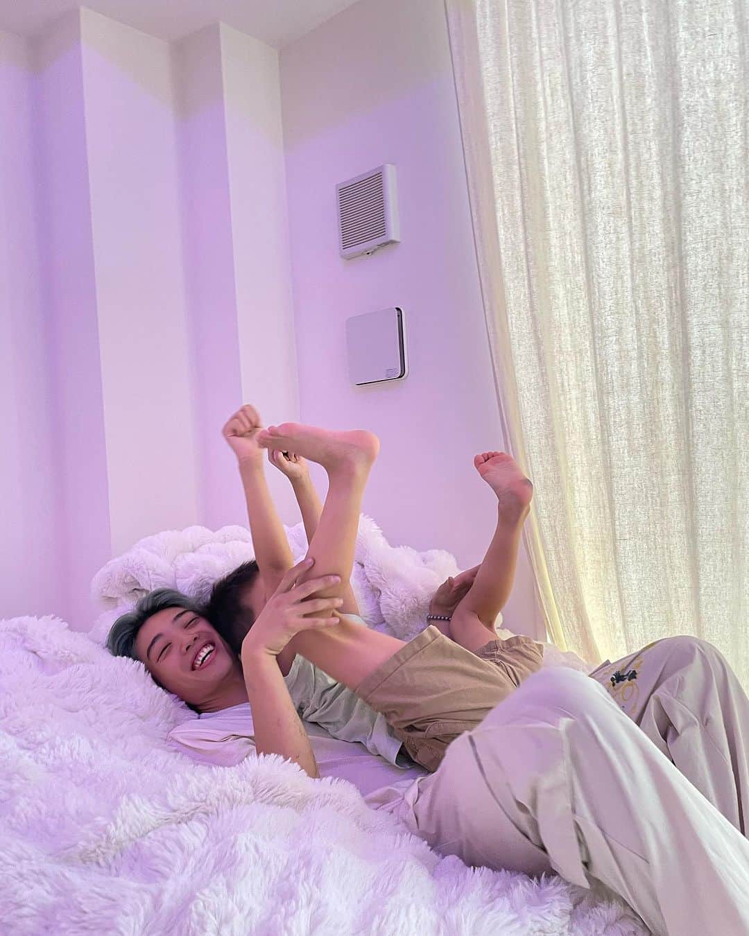 䋝田圭亮 のインスタグラム：「子供といる時間が一番純粋で本来の自分に戻れる。子供のために探しに探して見つけたこのソファーが、長男にバッチリはまって、このソファでずっと遊んでる🐉猫みたいにずっとこの中にいる。気持ちいいみたいで1日中遊んでる。子供の笑顔って本当に美しいよね。もっとみんな子供心思い出そう👽大人が変われば子どもが変わる。子どもが変われば未来が変わる。 子供をみてるとほんとうに可能性の生き物なんだなっておもう。たくさんの選択肢を、毎日持ってる。ぼくたち大人が忘れちゃいけないこと🦁  #voff #voffme」