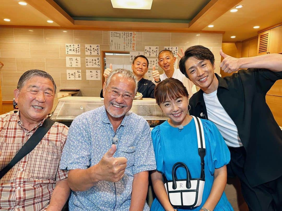 田中律子のインスタグラム：「マネージャーからのお知らせ📺  明日14:50-16:30 テレビ朝日『路線バスで寄り道の旅』🚌💨 ゲストに！！ 吉幾三さんと真田ナオキさんが来て下さいました🎤🎵  今回の旅は、日暮里〜人形町〜亀戸で都内の吉幾三さん 思い出の地を巡る旅！ アメ横では吉さん、真田さんもよくお世話になっている レコード店へ！📀 吉さん行きつけのお寿司屋さんでランチをしたり🍣、 人形町では明治座でやっている純烈のコンサートに まさかの突撃！？  今回も盛りだくさんな内容です🙌🏻 3連休中日ではございますが、 皆さま、是非ぜひご覧くださいませ👀  #テレビ朝日 #路線バスで寄り道の旅 #徳光和夫#田中律子 #ゲスト#吉幾三 さん#真田ナオキ さん #ぜひご覧ください  #3連休#日曜日」