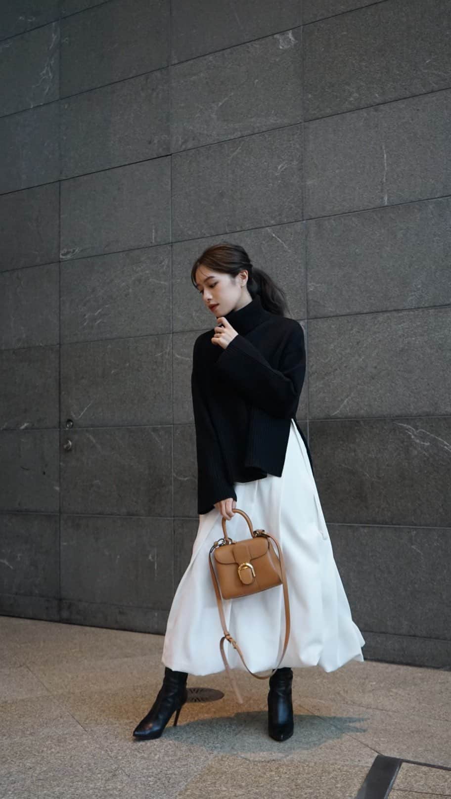 のインスタグラム：「Spiral balloon Dressの着まわしリール🍂 @laubeblanc   一枚でワンピースとして着るだけでなく、ニットを重ねて冬まで長く着回せます⛄️  使用アイテム ▪︎White ①Drop shoulder Pullover / Black ②Double-breasted Knit cardigan / Navy  ▪︎Khaki ①Logo Turtle knit / Black  ▪︎Black ①Cropped knit tops / White」