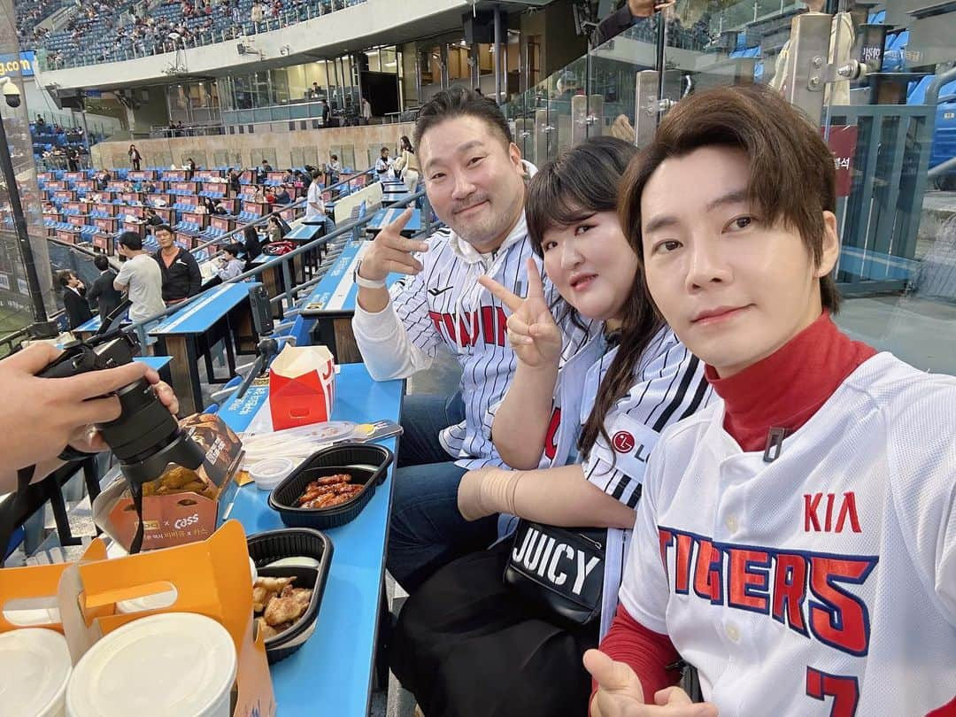 イ・グクジュさんのインスタグラム写真 - (イ・グクジュInstagram)「#야구장 ⚾️ 야구장은 맥주 마시러 가는거지? 전석매진인 만큼 줄도 길어서 좀 힘들었지만 날씨가 시원해 져서 너무너무  좋았다는 광재오빠 유튭채널 #광재언니 에 나올예정✌🏻 #FNC 패밀리 #박광재 #박지안 #이국주」10月7日 14時40分 - gookju