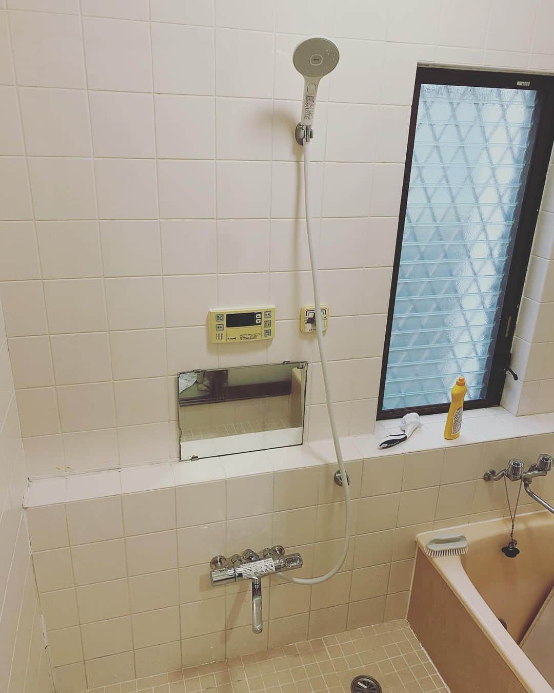 高橋文樹のインスタグラム：「実家のシャワー水栓を交換する実績を解除しました。水道メーカーって数が少なく、部品も結構高い。品質よく、企画も揃ってるからいいのだが。」
