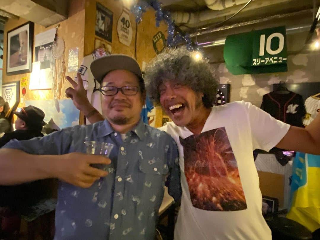 佐藤タイジのインスタグラム：「. 昨日の湯島BravoはDJ吉澤と最高の一夜でした。2人で演奏する「私をアムスに連れてって」は予想を超えるカッコ良さでしたよ。吉澤はすごいDJなんです。あんなシェイカーとタンバリンとスクラッチが上手くってあんな凄まじい選曲するDJは他にいません。 シアターブルックは偉大です。  タイジ」