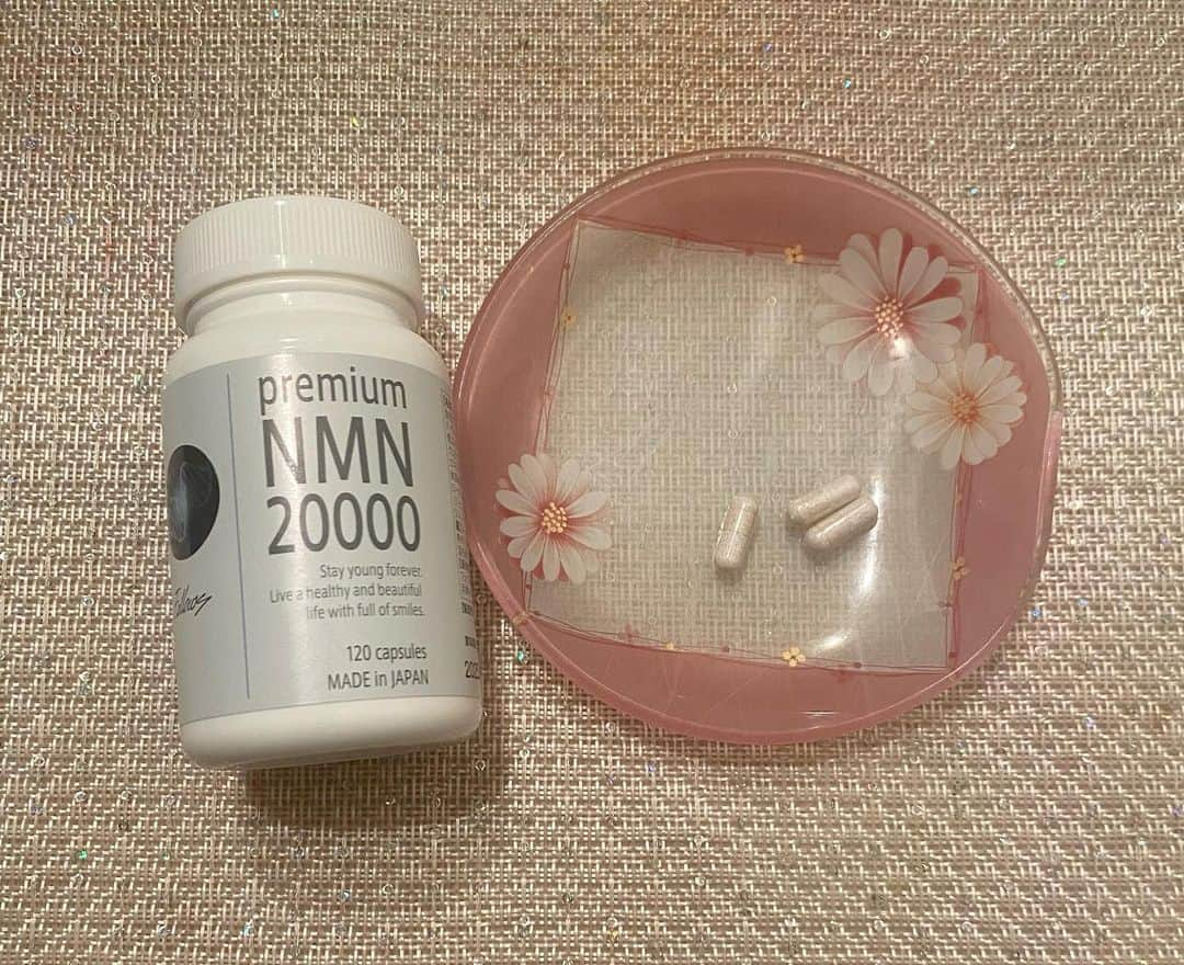 土屋智香さんのインスタグラム写真 - (土屋智香Instagram)「β- NMN サプリメント 20000mg (166.7mg×120粒）日本製 ヒト臨床試験実施のサプリメントを頼みました😄  NMN -ニコチンアミドモノヌクレオチドとは、 NMNはビタミンの中に含まれる成分の一つで母乳にも多く含まれています。 生物の体内では、このNMNの存在が老化せずに若々しく活動を続けるための重要な鍵を握るとされていますが、年齢を重ねるごとに急激に減少し、食物から摂取することは難しい成分です。 ※カプセル1粒（166.7mg）に含まれるNMNは、ブロッコリーの3,300房に匹敵！ というわけで、少しでも美容に気をつけて行きたいからサプリメントを摂る事に。 前からNMNサプリ興味あったから嬉しい☺️ 飲みやすい粒の大きさ。 変な匂いもなく毎日続けられそう。 １日４粒目安みたいだよ。 楽天で買えます⭐️ https://item.rakuten.co.jp/999studio/nmn_20000/ #pr #NMN #アンチエイジング #サーチュイン遺伝子 #NMNサプリ #サプリメント #美容 #美貌 #美しさ #若い #楽天」10月7日 14時51分 - moka_amolir