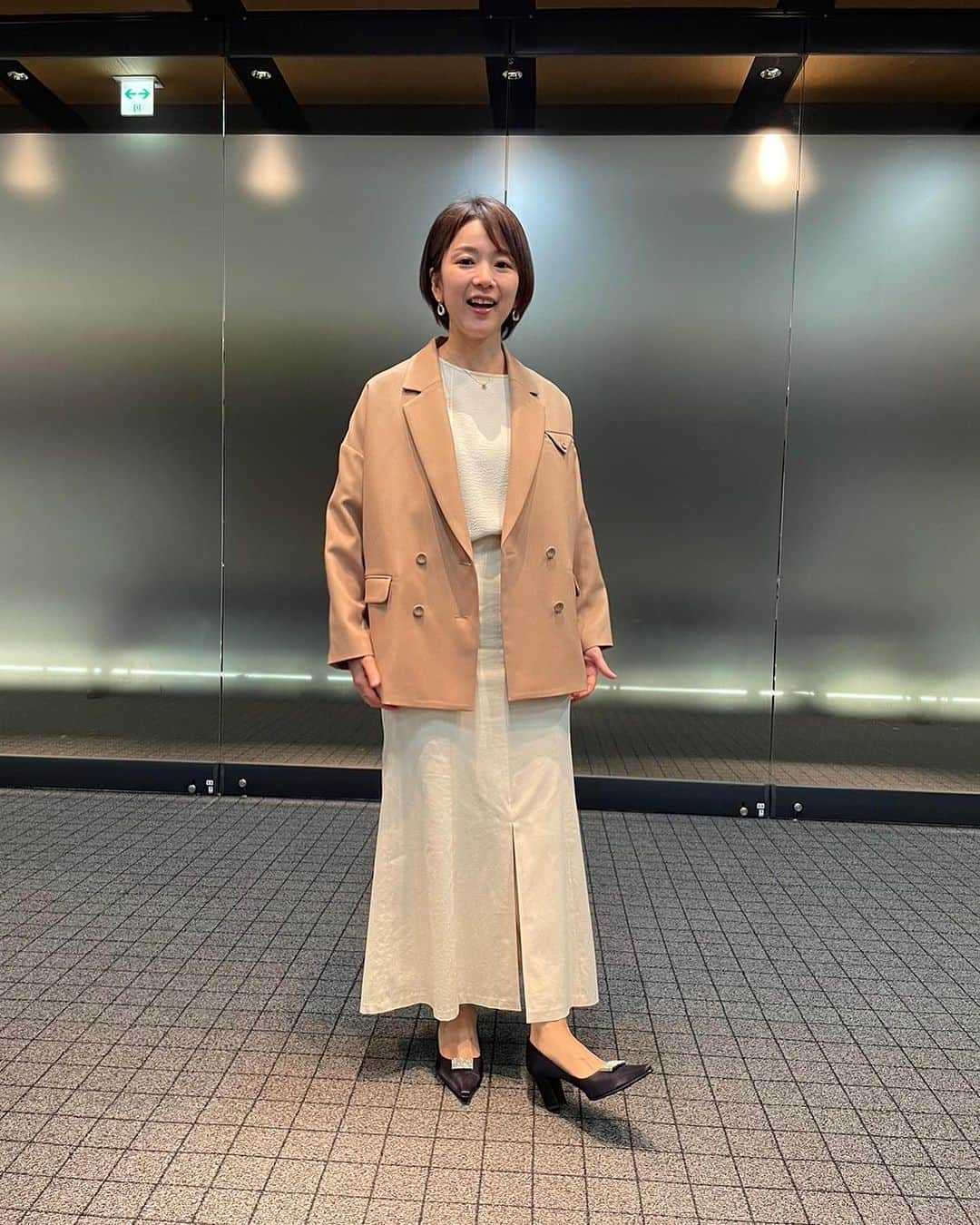 八木ひとみさんのインスタグラム写真 - (八木ひとみInstagram)「NIKKEI Financialの上杉編集長と共に、栗田金融庁長官のインタビューをさせていただきました。  「資産運用立国」に向けて重要視しているポイントから、金融庁の組織についてまで幅広く伺っています。  配信は12日の午後6時からです。NIKKEI FinancialのHPからご覧ください🙌  コスモスが綺麗に咲いていて季節の移り変わりを感じました。  みなさんご自愛ください☺️  ジャケット @and_dear_official  ブラウス #マクルール  ボトムス #doneeyu」10月7日 15時04分 - yagi_hitomi_0801