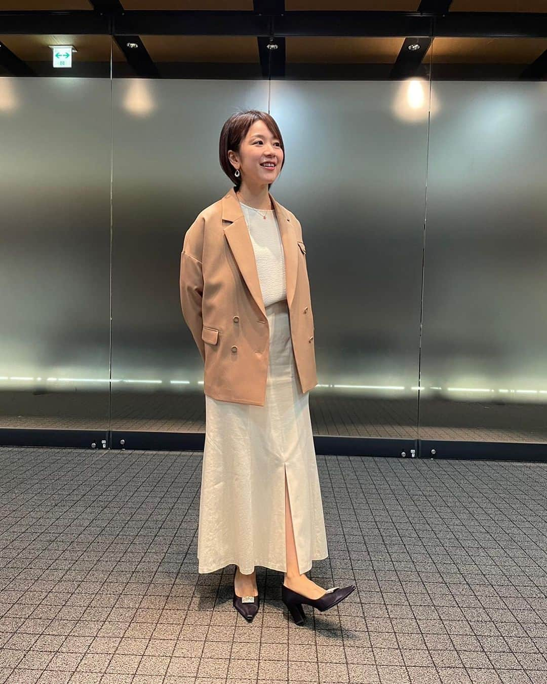 八木ひとみさんのインスタグラム写真 - (八木ひとみInstagram)「NIKKEI Financialの上杉編集長と共に、栗田金融庁長官のインタビューをさせていただきました。  「資産運用立国」に向けて重要視しているポイントから、金融庁の組織についてまで幅広く伺っています。  配信は12日の午後6時からです。NIKKEI FinancialのHPからご覧ください🙌  コスモスが綺麗に咲いていて季節の移り変わりを感じました。  みなさんご自愛ください☺️  ジャケット @and_dear_official  ブラウス #マクルール  ボトムス #doneeyu」10月7日 15時04分 - yagi_hitomi_0801