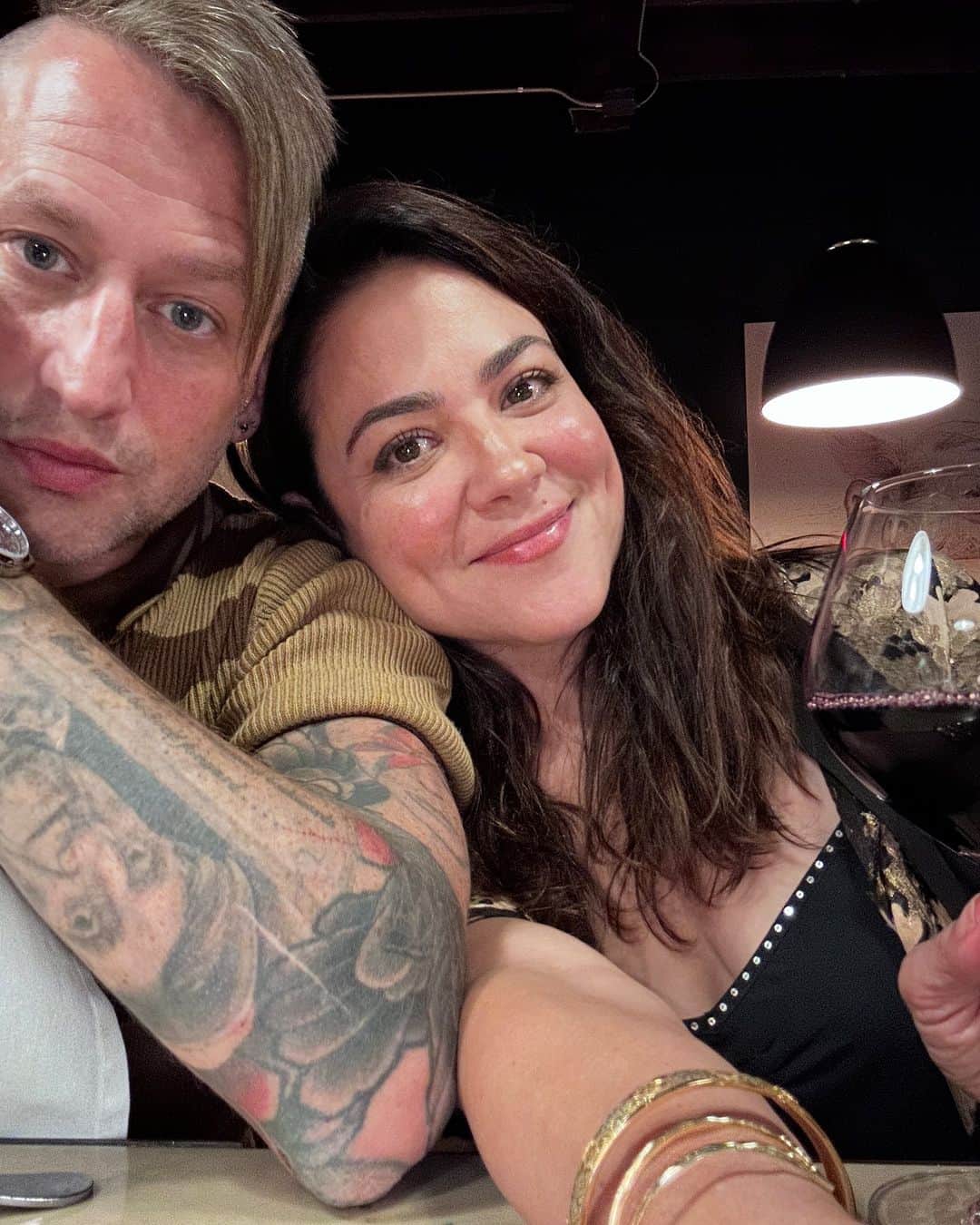 カミーユ・グアティのインスタグラム：「Mom and dad made it out! Those who know …it’s hard to connect when you have a toddler let alone two or more. So when I get these special moments I cherish them.」
