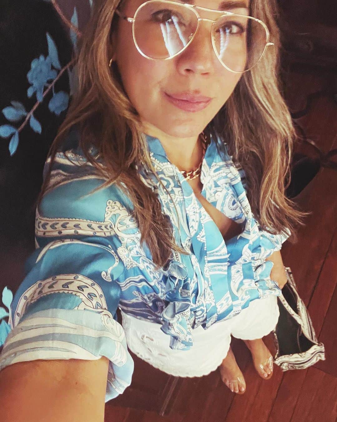 ココリボンのインスタグラム：「Blending in with the background 🦋 at my favourite place in Hong Kong 🇭🇰 #TheChinaClub  *More of these silk satin blouses have arrived in all sizes.   Tap to shop in AUD, US, HK$, €, £ • Global Ship • AFTERPAY • Easy Returns • Flat international ship rate of $14.95 • Free ship for AUD and NZ orders over $300 • Stock is limited」