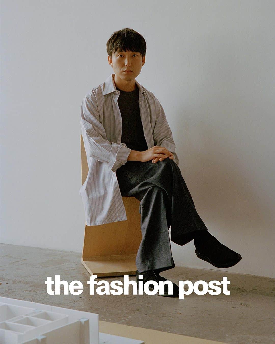 のインスタグラム：「#portraits Shuta Hasunuma 「僕の存在すらいらないんじゃないか」音楽家・蓮沼執太の現在の境地  10月6日にアルバム「unpeople」を発表した音楽家の蓮沼執太。2022年9月より配信シングルとして発表されてきたソロ・プロジェクトの集大成となるこのアルバムの楽曲には、Jeff Parker (ジェフ・パーカー)、小山田圭吾 (Cornelius)、灰野敬二、KOM_I など、その他大勢のゲスト・コラボレーターやエンジニアが参加している。「純粋に自分のための音楽」として作り上げられた本作には、5年間もの制作期間を要したという。コロナパンデミック前後の時間の流れや、ブルックリンから日本に活動拠点を移した蓮沼の日常の変化も感じ取れる。  人間の不在を想起させるタイトルがつけられたこのソロ・プロジェクトは、グラフィックデザイナー・田中せり、写真家・池谷陸と共に作り上げられ、10月1日まで恵比寿のアートブックショップ POST で同名の展示が開催された。タイポグラフィの主体が存在せず影のみで表された「unpeople」のロゴや、池谷によって写された窓の定点観測、写真に映る場所で蓮沼が記録したフォールドレコーディングの音楽など、どれも客体的な人の存在が浮かび上がる内容だった。  本プロジェクトに込めた想いやコロナ・パンデミック前後の心境の変化、他者という存在への向き合い方について蓮沼にオンラインインタビューで話を聞いた。  photography: Riku Ikeya interview & text: Chikei Hara  #TFP #TheFashionPost #蓮沼執太 #shutahasunuma #rikuikeya #seritanaka」