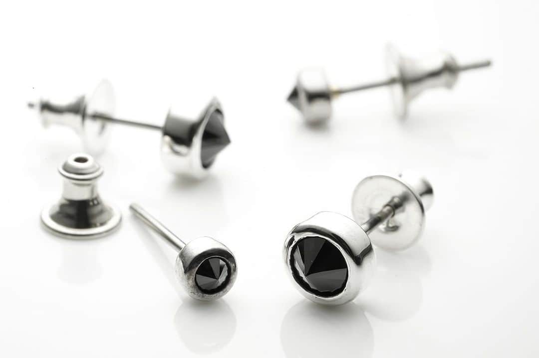 のインスタグラム：「♙ ♜ ♝ ♞ ♛ ♚ 【Zirconia Studs Pierce】 ジルコニアが通常とは逆の向きにセットされた斬新なデザイン✴︎✴︎✴︎ シンプルながらもROCKでCUTEなピアス✴︎✴︎✴︎  PC301BK/¥13,200 PC302BK/¥11,000  #PUERTADELSOL #プエルタ #プエルタデルソル #accessory  #jewelry #ジュエリー #アクセサリー #メンズアクセサリー  #恵比寿 /03-5489-9470 @puertadelsol_official  #大阪 /06-6136-5345  @puertadelsol_osaka」