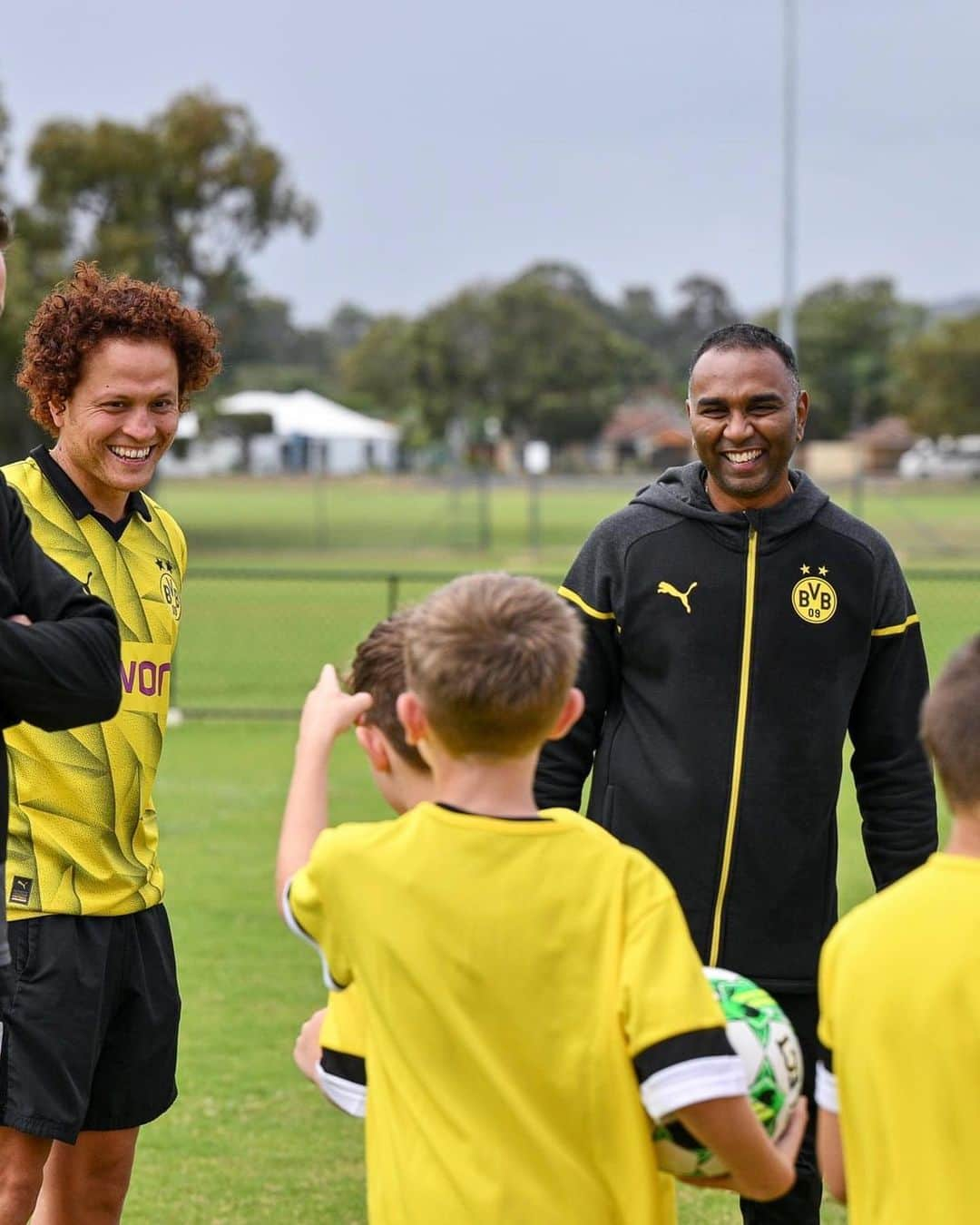 ムスタファ・アミニさんのインスタグラム写真 - (ムスタファ・アミニInstagram)「BVB EVONIK FOOTBALL Academy Camp Australia ⚫️🟡 Helping the next gen enjoy the world game and who’s knows maybe one of them will become the next Aussie to be part of such a prestigious club!  Had the honour of meeting Champions League Winner and Dortmund Legend Jörg Heinrich #bvb」10月7日 15時22分 - mustafaamini