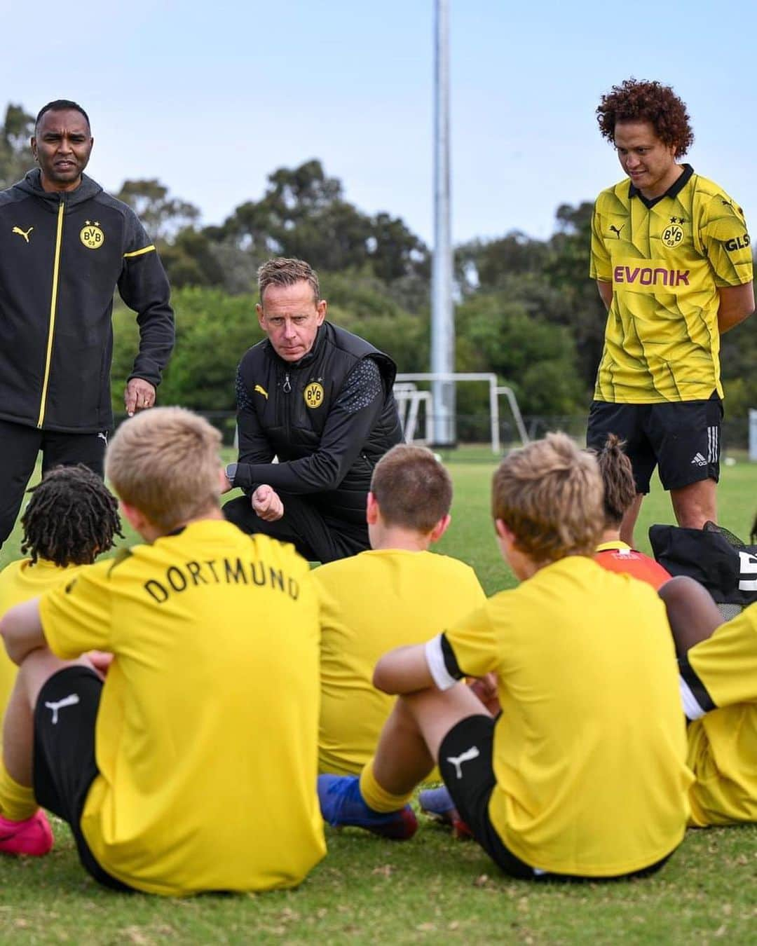 ムスタファ・アミニさんのインスタグラム写真 - (ムスタファ・アミニInstagram)「BVB EVONIK FOOTBALL Academy Camp Australia ⚫️🟡 Helping the next gen enjoy the world game and who’s knows maybe one of them will become the next Aussie to be part of such a prestigious club!  Had the honour of meeting Champions League Winner and Dortmund Legend Jörg Heinrich #bvb」10月7日 15時22分 - mustafaamini