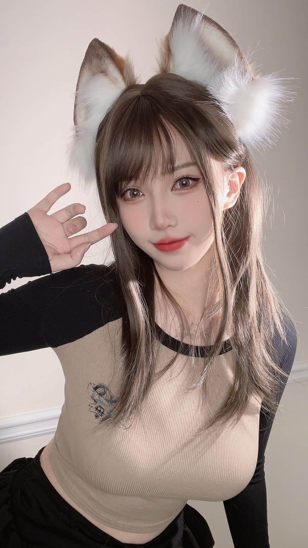 犬神洛洛子のインスタグラム：「Senpai…Ganbare 🧡  #cosplay #foxgirl #animestyle #cosplaygirl」