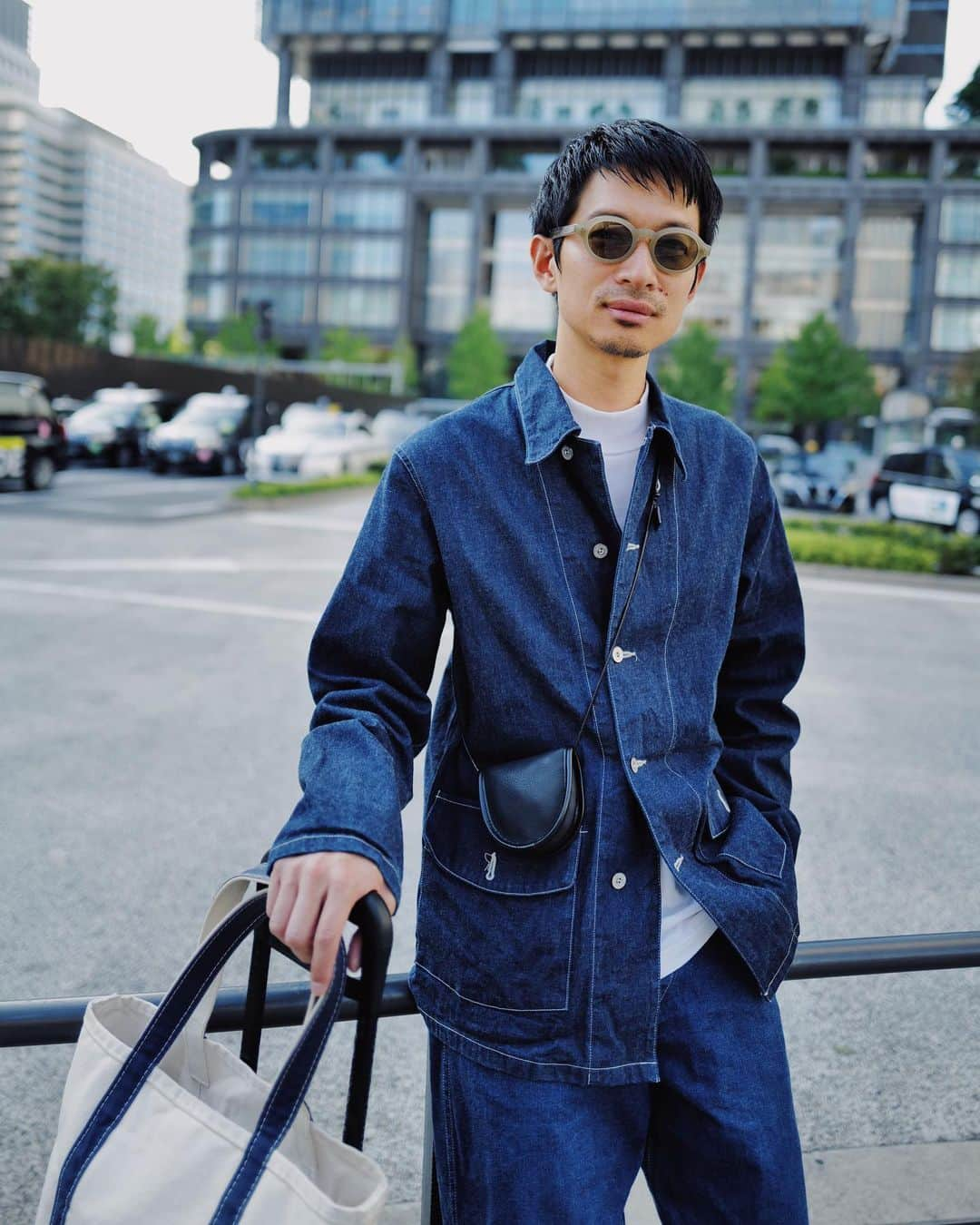 安井達郎のインスタグラム：「今日は秋服日和だ！ お気に入りデニムセットアップでお出かけです。 2枚目のピンボケはご愛嬌🙏  デニム上下 @anatomica_tokyo_aoyama  インナー @hanes_japan @biotop_official  メガネ @globespecs_1998」