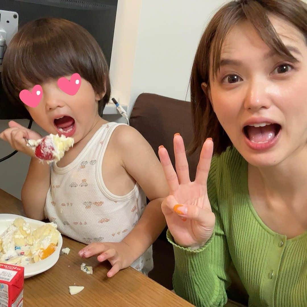 三島ゆかりさんのインスタグラム写真 - (三島ゆかりInstagram)「甥っ子3歳のお誕生日おめでとう🎉 もう3歳なのか〜って驚き🫢 ケーキを頼まれてたから写真入りプレートを注文して買って行ったらお姉ちゃんがめっちゃ感動してくれた💖 きっと喜んでくれると思ってお姉ちゃんにも言わずにサプライズにしたから大成功✨🎂 いちご大好きの甥っ子はほとんどのいちごを一人で食べて美味しいー！と言ってて可愛かった🥰  車のおもちゃはどんどん増えてくから私からはおさるのジョージ危機一髪をプレゼント🎁 家族や友達みんなで楽しめるようになればいいなと思って🐒 1歳半違いのうちの子ともこれからも仲良く成長してってくれたら嬉しいな🫶  #3歳誕生日 #甥っ子 #3歳誕生日プレゼント #おさるのジョージ #おさるのジョージ危機一髪 #黒ひげ危機一発 #おめでとう #誕生日ケーキ #写真プレートケーキ #サプライズ」10月7日 15時19分 - apple340