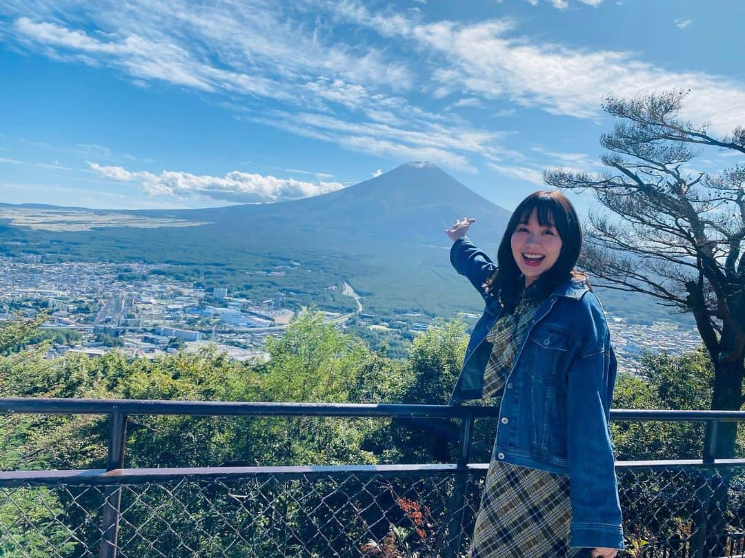 立石純子さんのインスタグラム写真 - (立石純子Instagram)「富士山初冠雪の翌日という奇跡的なロケ日となった　 富士急行で行く《 #湯めぐり鉄道 》☺️　  大月駅を皮切りに河口湖駅までを巡る旅は 魅力的な雪化粧・絶景を届けてくれた富士山・河口湖に始まり、太宰治さんが過ごしたことでもゆかりのある天下茶屋さんにて郷土料理をいただいたり。　 初めてのハーバリウム体験や、素晴らしいお食事と景観を楽しめるLA VISTA富士河口湖さんでは温泉とスパまで！♨️　 1日かけても追いきれない盛りだくさんな魅力をリポートしてまいりました☺️ 　 OA.は冬頃になる予定。　 またお知らせいたします😊　 そして今回は初のクルーチームさん！　 細やかなサポートをいただき和やかな現場での1日に感謝です⋆✴︎⋆.*･ 富士急行の皆様、そしてスタッフ皆々様、本当にありがとうございました。 　 うめこちゃん、かわいかったな！🐕 #富士急行 #富士山 #世界遺産 #mtfuji #3776m #trip #lavista富士河口湖 #lavista #ハーブ館 #ハーバリウム #ドライフラワー #天下茶屋 #太宰治 #ほうとう鍋 #郷土料理 #甘酒 #米麹 #旅 #温泉 #ワイン #信州ワイン #wine #スパ #オイルトリートメント #柴犬 #初冠雪 #2023 #🗻 #富士山パノラマロープウェイ」10月7日 15時23分 - junkokokotateishi