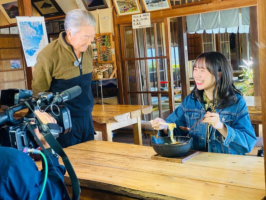 立石純子さんのインスタグラム写真 - (立石純子Instagram)「富士山初冠雪の翌日という奇跡的なロケ日となった　 富士急行で行く《 #湯めぐり鉄道 》☺️　  大月駅を皮切りに河口湖駅までを巡る旅は 魅力的な雪化粧・絶景を届けてくれた富士山・河口湖に始まり、太宰治さんが過ごしたことでもゆかりのある天下茶屋さんにて郷土料理をいただいたり。　 初めてのハーバリウム体験や、素晴らしいお食事と景観を楽しめるLA VISTA富士河口湖さんでは温泉とスパまで！♨️　 1日かけても追いきれない盛りだくさんな魅力をリポートしてまいりました☺️ 　 OA.は冬頃になる予定。　 またお知らせいたします😊　 そして今回は初のクルーチームさん！　 細やかなサポートをいただき和やかな現場での1日に感謝です⋆✴︎⋆.*･ 富士急行の皆様、そしてスタッフ皆々様、本当にありがとうございました。 　 うめこちゃん、かわいかったな！🐕 #富士急行 #富士山 #世界遺産 #mtfuji #3776m #trip #lavista富士河口湖 #lavista #ハーブ館 #ハーバリウム #ドライフラワー #天下茶屋 #太宰治 #ほうとう鍋 #郷土料理 #甘酒 #米麹 #旅 #温泉 #ワイン #信州ワイン #wine #スパ #オイルトリートメント #柴犬 #初冠雪 #2023 #🗻 #富士山パノラマロープウェイ」10月7日 15時23分 - junkokokotateishi