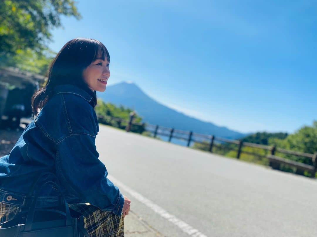 立石純子さんのインスタグラム写真 - (立石純子Instagram)「富士山初冠雪の翌日という奇跡的なロケ日となった　 富士急行で行く《 #湯めぐり鉄道 》☺️　  大月駅を皮切りに河口湖駅までを巡る旅は 魅力的な雪化粧・絶景を届けてくれた富士山・河口湖に始まり、太宰治さんが過ごしたことでもゆかりのある天下茶屋さんにて郷土料理をいただいたり。　 初めてのハーバリウム体験や、素晴らしいお食事と景観を楽しめるLA VISTA富士河口湖さんでは温泉とスパまで！♨️　 1日かけても追いきれない盛りだくさんな魅力をリポートしてまいりました☺️ 　 OA.は冬頃になる予定。　 またお知らせいたします😊　 そして今回は初のクルーチームさん！　 細やかなサポートをいただき和やかな現場での1日に感謝です⋆✴︎⋆.*･ 富士急行の皆様、そしてスタッフ皆々様、本当にありがとうございました。 　 うめこちゃん、かわいかったな！🐕 #富士急行 #富士山 #世界遺産 #mtfuji #3776m #trip #lavista富士河口湖 #lavista #ハーブ館 #ハーバリウム #ドライフラワー #天下茶屋 #太宰治 #ほうとう鍋 #郷土料理 #甘酒 #米麹 #旅 #温泉 #ワイン #信州ワイン #wine #スパ #オイルトリートメント #柴犬 #初冠雪 #2023 #🗻 #富士山パノラマロープウェイ」10月7日 15時23分 - junkokokotateishi