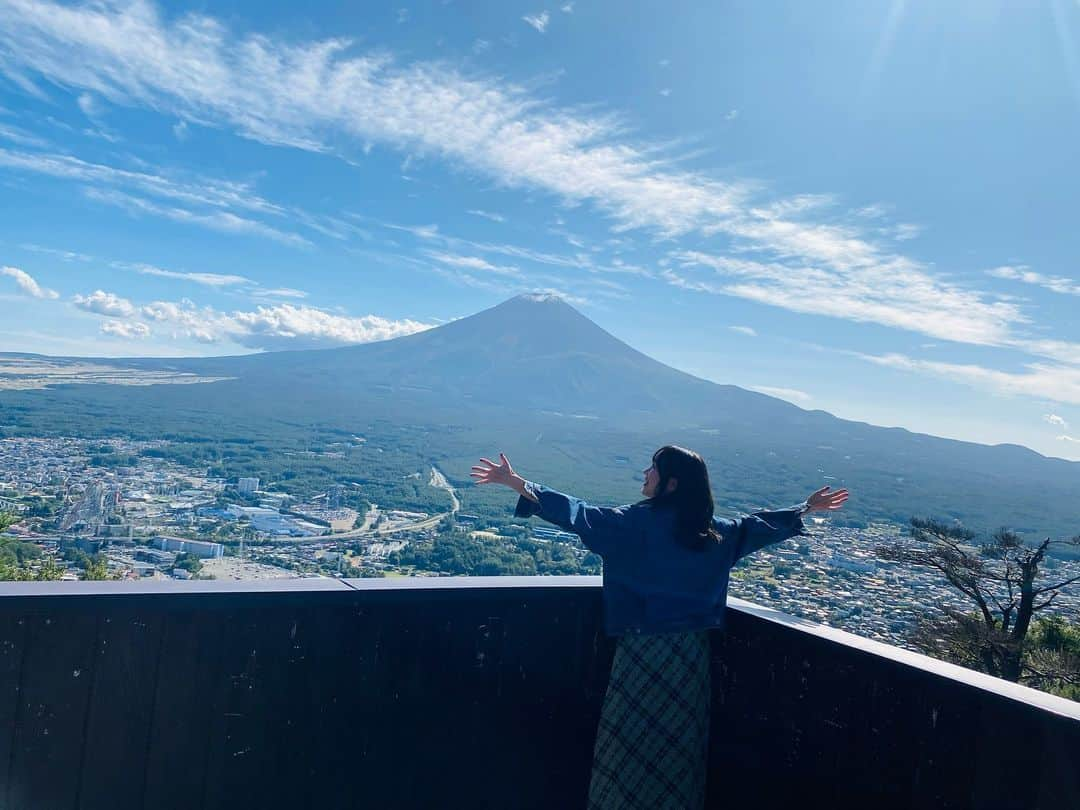 立石純子さんのインスタグラム写真 - (立石純子Instagram)「富士山初冠雪の翌日という奇跡的なロケ日となった　 富士急行で行く《 #湯めぐり鉄道 》☺️　  大月駅を皮切りに河口湖駅までを巡る旅は 魅力的な雪化粧・絶景を届けてくれた富士山・河口湖に始まり、太宰治さんが過ごしたことでもゆかりのある天下茶屋さんにて郷土料理をいただいたり。　 初めてのハーバリウム体験や、素晴らしいお食事と景観を楽しめるLA VISTA富士河口湖さんでは温泉とスパまで！♨️　 1日かけても追いきれない盛りだくさんな魅力をリポートしてまいりました☺️ 　 OA.は冬頃になる予定。　 またお知らせいたします😊　 そして今回は初のクルーチームさん！　 細やかなサポートをいただき和やかな現場での1日に感謝です⋆✴︎⋆.*･ 富士急行の皆様、そしてスタッフ皆々様、本当にありがとうございました。 　 うめこちゃん、かわいかったな！🐕 #富士急行 #富士山 #世界遺産 #mtfuji #3776m #trip #lavista富士河口湖 #lavista #ハーブ館 #ハーバリウム #ドライフラワー #天下茶屋 #太宰治 #ほうとう鍋 #郷土料理 #甘酒 #米麹 #旅 #温泉 #ワイン #信州ワイン #wine #スパ #オイルトリートメント #柴犬 #初冠雪 #2023 #🗻 #富士山パノラマロープウェイ」10月7日 15時23分 - junkokokotateishi