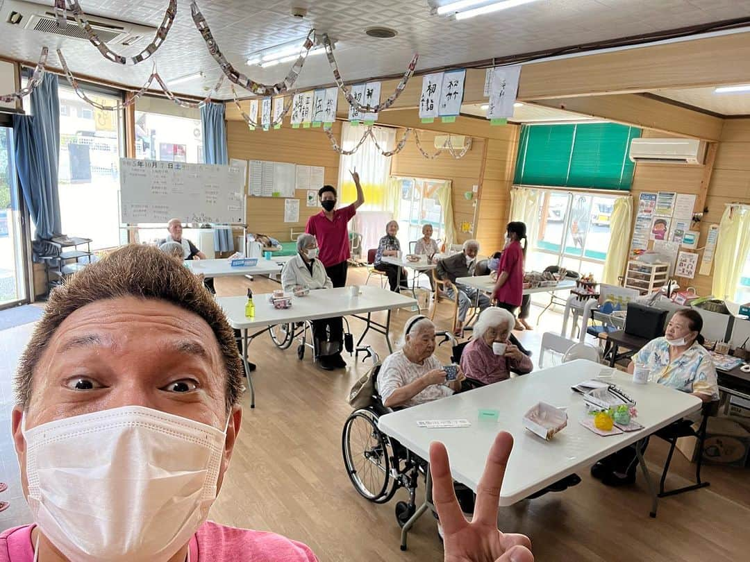 パッション屋良さんのインスタグラム写真 - (パッション屋良Instagram)「新たに、名護市の大北にあるデイサービスみやびさんで情熱的にパッション体操がスタートしたんだね！  初めは、お互い緊張している部分もありましたが、回数を重ねるうちに、みなさん笑顔で迎え入れてくれるようになったんだね！  今日も楽しく運動できたんだね！  また宜しくお願い致しますだね！」10月7日 15時24分 - passionyara