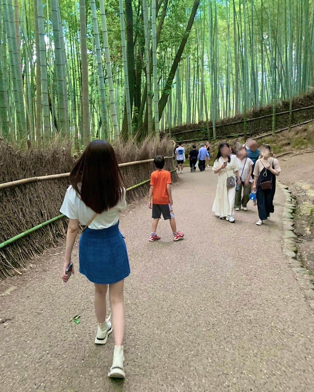 北川瑛里奈のインスタグラム：「🎋👘⛩️ : : 嵐山付近と伏見稲荷🎋 : : 京都にはよく行くけど、嵐山の方は行かないから久々に行ってきたよ🫠 : 着物着た方がよかったかも🥺👘 : : 伏見稲荷は夜行ったのが間違いなぐらい真っ暗だった🥹💦 : : : : : : : #嵐山 #伏見稲荷大社 #伏見稲荷 #京都旅行 #京都観光 #京都観光スポット」