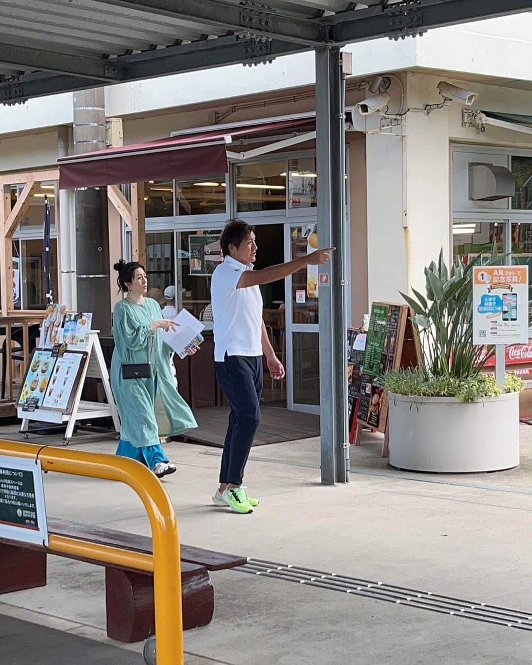 のインスタグラム：「いやちょっと待って、、何これ‼️こんなんただの不倫旅行の写真やん！！  みなさん落ち着いて見てください。 お相手はスリムクラブ真栄田くんです。  実はこれ、 『性格が正反対の2人』が旅をするとどうなるか、というロケで、せっかちで色々決めて旅したい私と正反対の、のんびり無計画な真栄田くんが房総半島にドライブして一日中ほぼ2人きりで行動した時の様子なんです。  遠目からの写真ばかりでいい感じに仕上がってますね。私的にはマグロの寿司を持ってなんか薄っすら怒ってるわけわからん写真が好きです。  しかも見て。  こんな二度見するような見出しでYahoo! ニュースにまでなってるやん😆😆😆 ↓ 【野々村友紀子に真栄田賢が“不倫相談”「ずっとそばにいたい」衝撃のドライブ2人旅】  こんなん絶対見たいですよね？  見てください！ この見出しの意味がわかるはず😅  明日、10月8日（日）16:25〜 ABCテレビ放送 【あなたはどっち派？ 正反対さんの真逆旅】です。  私と真栄田くんの旅のVTRを、スタジオで東野幸治さんと見取り図が見てくれたそうですが、、どんな感じやったんやろ！？  放送地域外の皆様もTVerで探してみてー！ 私も探す！！  衣装はこちら↓ シャツワンピ　@lemelange_official  パンツ　@diagramofficial  ピアス&リング　@abiste_official」