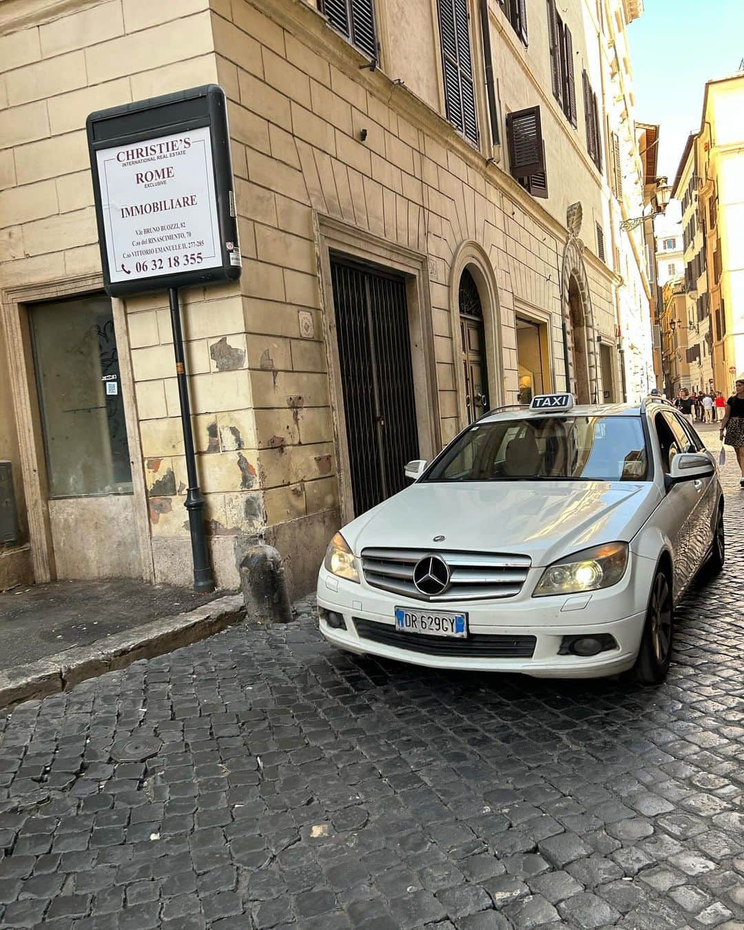 中岡由佳さんのインスタグラム写真 - (中岡由佳Instagram)「❇︎ ランチを終えて、センスのいいお店に入ってみたり、行列の人気店に目を留めながら、Google Mapsを手にローマの街歩き📱  #Roma #ローマ #Italy #イタリア」10月7日 15時29分 - yuka_nakaoka