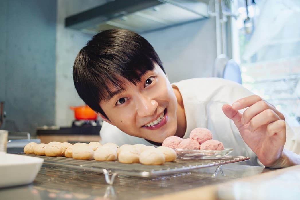 江宏傑さんのインスタグラム写真 - (江宏傑Instagram)「以前在家裡就會跟小孩一起手作做蛋糕餅乾， 但純粹就是為了讓孩子吃的最天然最健康的！❤️ 但因為一檔節目之後，開始對做甜點餅乾更多的了解 也產生了興趣，也認識到了一位有夠投緣的老師🤩 節目結束後，繼續跟老師約在他的工作室一起手作， 才發現原來自己這麼喜歡，也很享受這些過程 ！ 重點是超好吃啊啊啊啊！！！ 之後有機會再開放試吃活動好了😂😂 @jme_ferry」10月7日 15時35分 - chiang_hung_chieh