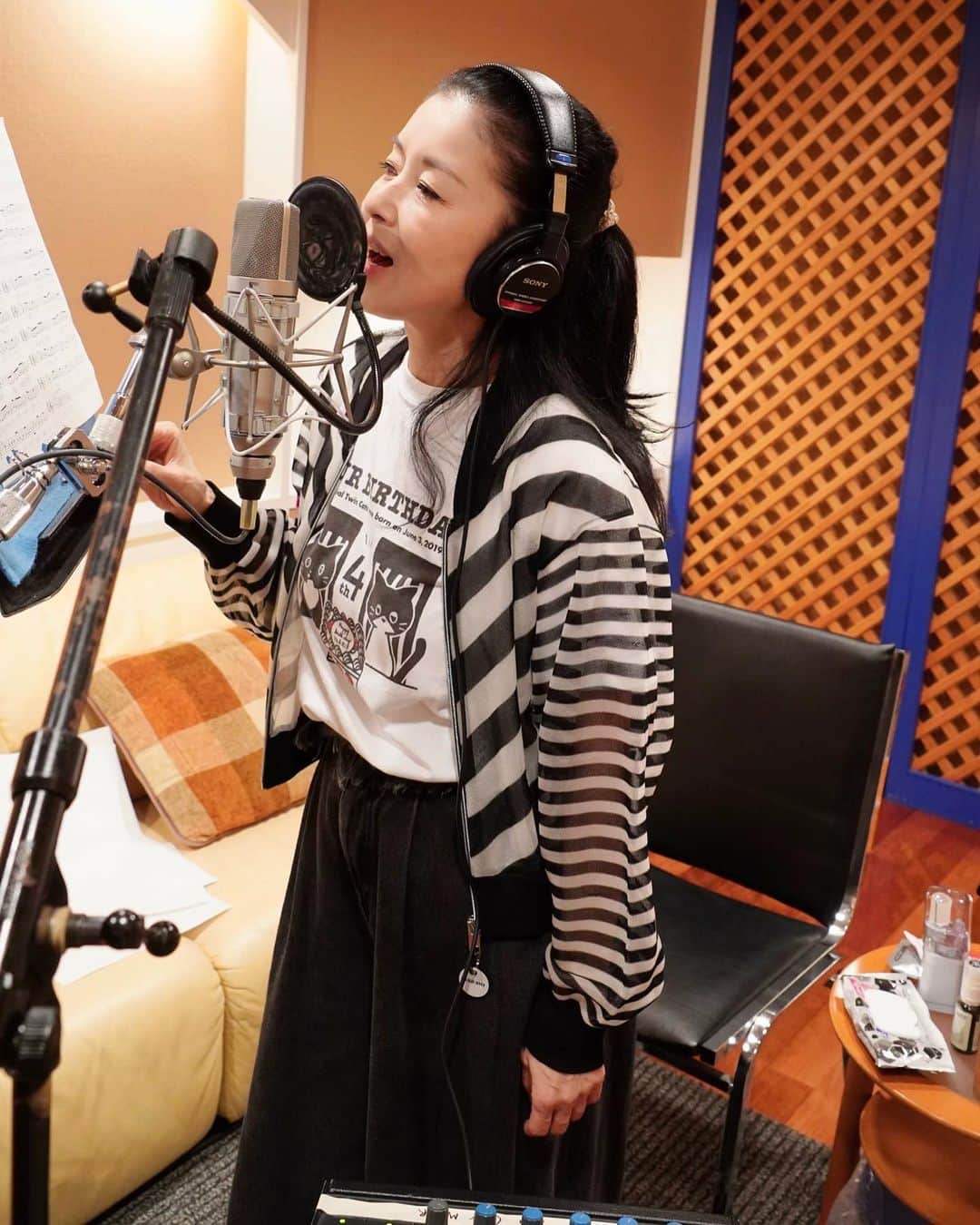 藤あや子のインスタグラム：「🎧REC🎧 先月からスタートした カバーアルバムのレコーディング♫  昨日は4曲ボーカル録りしたので 残すところあと5曲！  12月発売に向けて 急ピッチで取り組んでます💪🏻  納得した作品が 皆さまにお届け出来るように 頑張りまーーーす😉　 #cover」