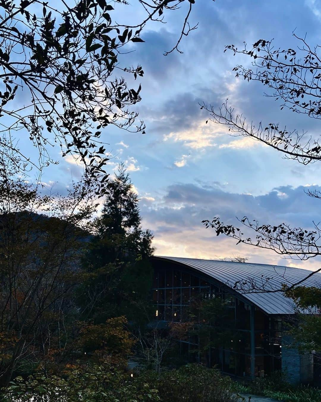 NEST INN HAKONE | 俵石閣のインスタグラム：「夕暮れ時の空。  太陽が沈み、茜色の空になって 静かな夜がやってきます。  #okcshotel #okcsretreat #温故知新ホテル #箱根リトリートföre #箱根リトリートヴィラワンバイエフ #hakoneretreatföre #hakoneretreatvilla1f」