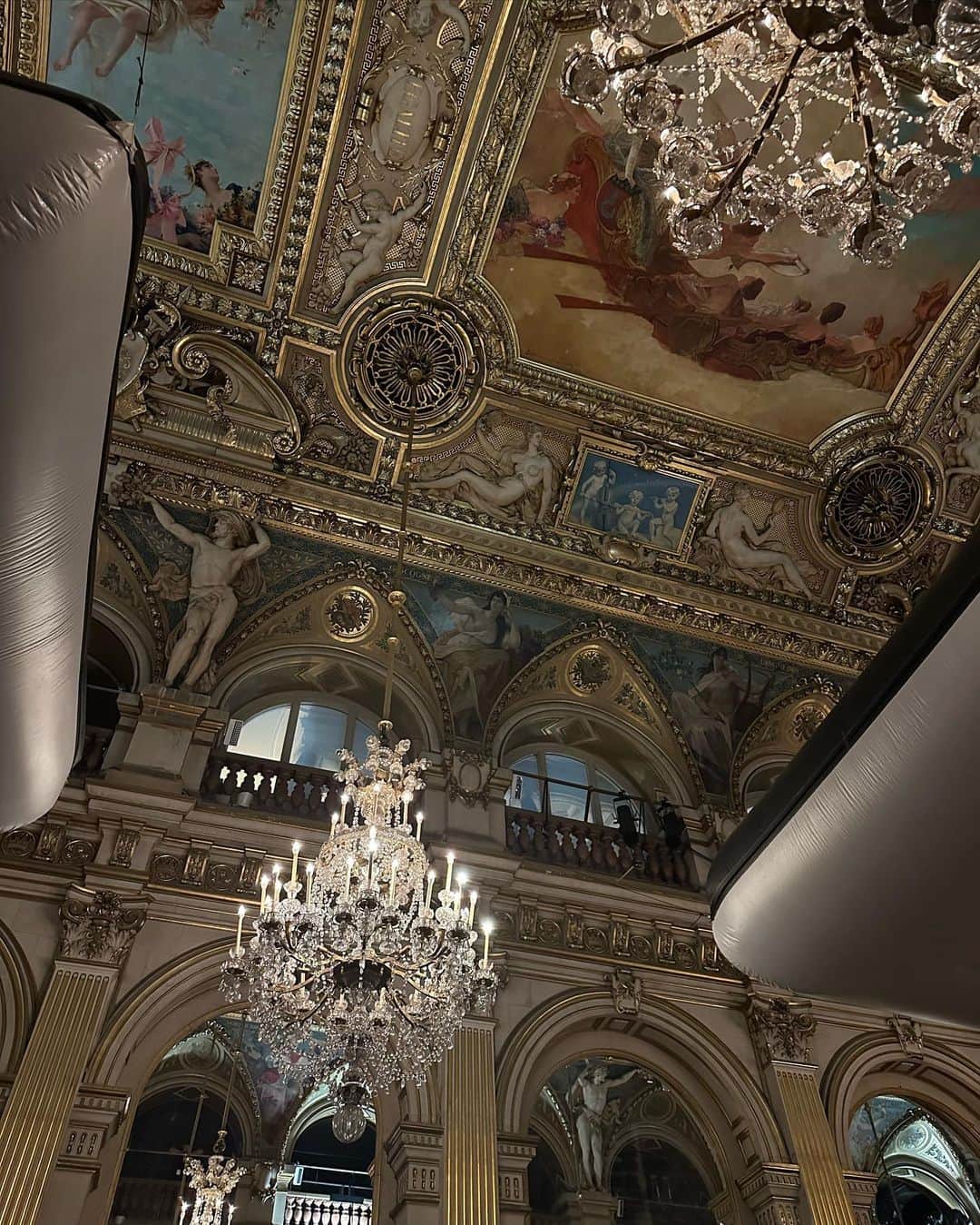 マギーさんのインスタグラム写真 - (マギーInstagram)「🇫🇷 @yohjiyamamotoofficial パリ市庁舎での素晴らしいショーでした。 ヨージさんの世界観に生で触れる事ができて本当に良かった！ it’s my honor. thank you so much !  📷 @kaikiyamanaka」10月7日 15時48分 - maggymoon