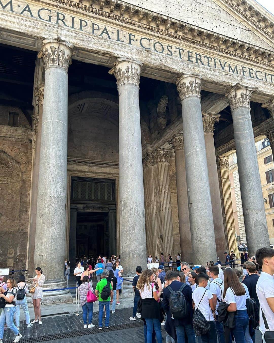 中岡由佳さんのインスタグラム写真 - (中岡由佳Instagram)「❇︎ パンテオン〜トレヴィの泉〜スペイン広場と歩いて回りました。どこも人で溢れていてローマに驚き。ヨーロッパ中の芸術家が愛したアンティコ・カフェ・グレコでカフェラテをいただきました。  #Pantheon #パンテオン #FontanadiTrevi #トレヴィの泉 #PiazzadiSpagna #スペイン広場 #AnticoCaffeGreco #アンティコカフェグレコ #Roma #ローマ #Italy #イタリア」10月7日 15時48分 - yuka_nakaoka