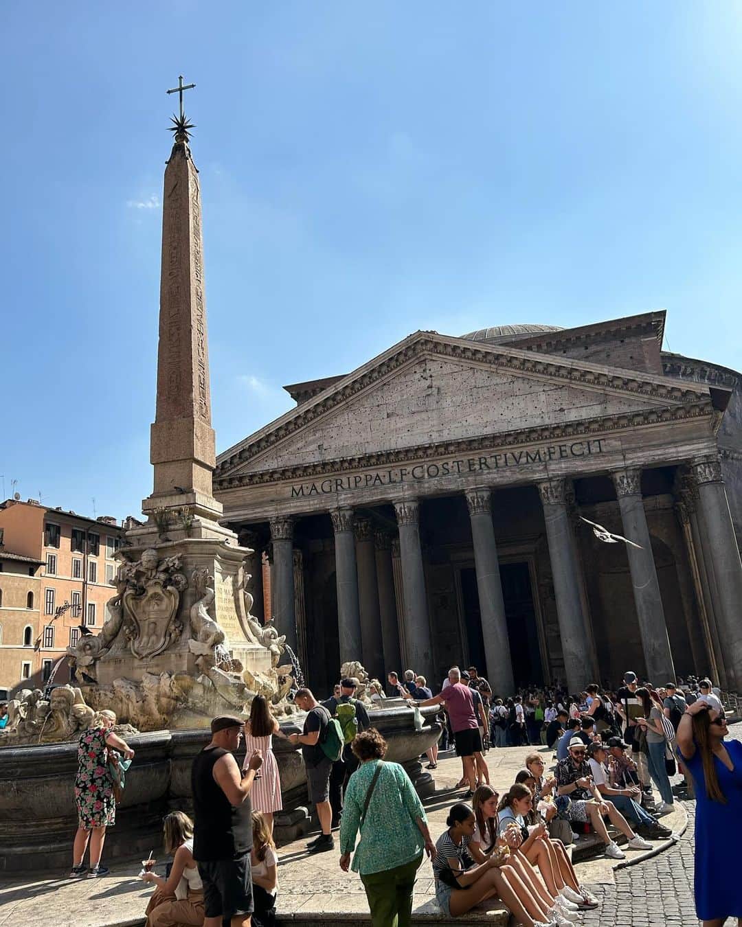 中岡由佳のインスタグラム：「❇︎ パンテオン〜トレヴィの泉〜スペイン広場と歩いて回りました。どこも人で溢れていてローマに驚き。ヨーロッパ中の芸術家が愛したアンティコ・カフェ・グレコでカフェラテをいただきました。  #Pantheon #パンテオン #FontanadiTrevi #トレヴィの泉 #PiazzadiSpagna #スペイン広場 #AnticoCaffeGreco #アンティコカフェグレコ #Roma #ローマ #Italy #イタリア」