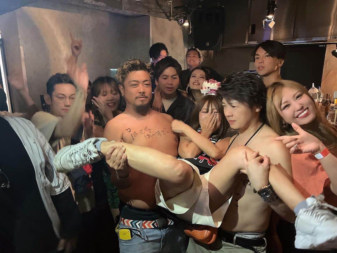 DJ YURINAのインスタグラム：「水曜日 @voyager_shibuya お誕生日お祝いして頂きありがとうございました😭❤️  出逢ってくれてありがとう😭 素敵なメンバーで水曜日イベント出来て幸せです😭  結果がいい時も悪いときも一緒に考えて悩んできました。 イベントて1人でやるものじゃないからそうゆう仲間が近くにいる事が、心強い👍  みんながみんな自分の事しか考えてなかったら成り立たない絶対的な空間で助けあえている事がやりがいと幸せです。  こらからもやってる人も来た人もみんなが楽しくてハッピーなイベントを一緒に作りましょう❣️  #birthday #バースデー #いつまでバースデー #もう怖い #感謝 #ありがとう #thankyou #大好き #クラブ #出会い」