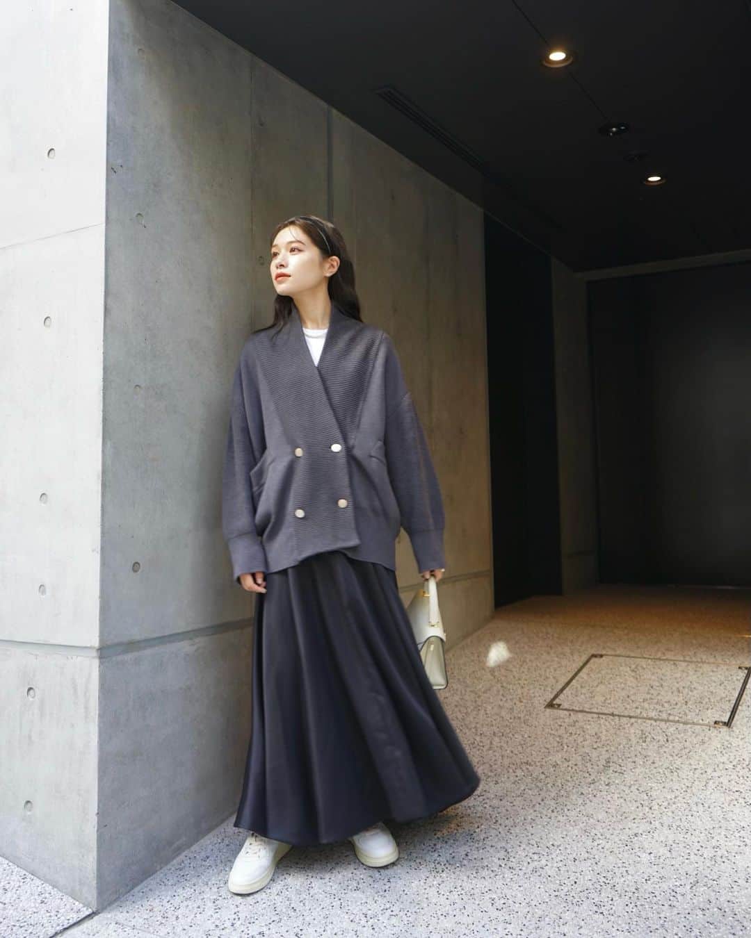 のインスタグラム：「本日20:00より発売の Double-breasted Knit cardigan🍂  ポップアップでは全色即完売してしまうほど人気でした☺️  金ボタンの付いたブレザー風のデザインがなので、どこかトラッドな雰囲気が特徴です😌  手洗い可能で滑らかな風合いの糸にストレッチ糸を混ぜることで、  軽さや膨らみ、もっちりとした弾力性や重厚感のある風合いに仕上げました。  1〜3枚目がGray、4〜8枚目がNavy、9〜10枚目がBlackです✨」