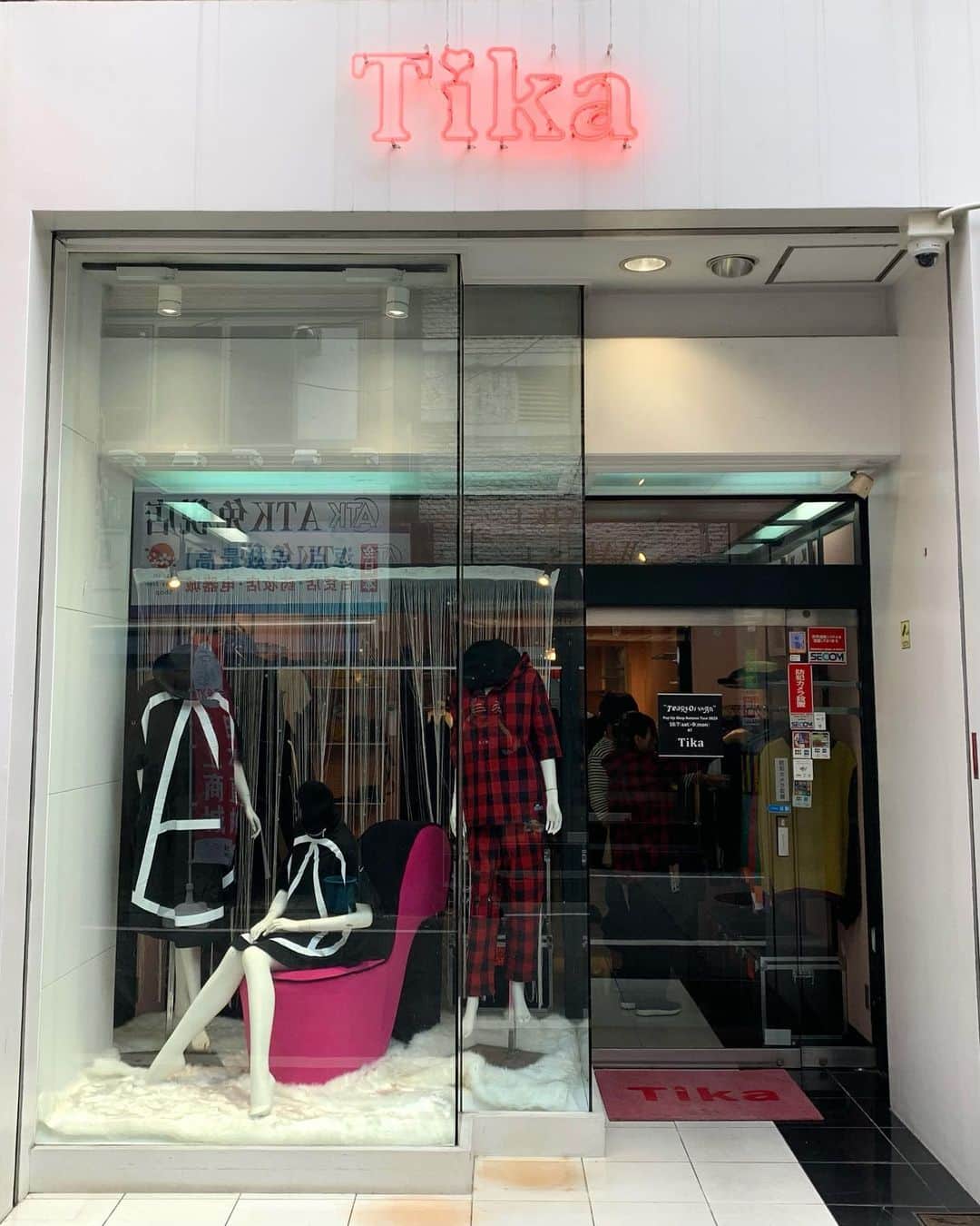 のインスタグラム：「POP UP SHOP Autumn TOUR@TIKA、初日です!! 秋冬物新作、コラボアイテムもご用意して3日間店頭にて皆様の御来店をお待ちしておりますので宜しくお願い致します😊🏬  Tears of Swan POP UP SHOP Autumn TOUR 2023@TIKA  DAY:2023.10/7(土)-10/9(月・祝) TIME13:00-20:00 SHOP:TIKA PLACE:大阪府大阪市中央区心斎橋筋2丁目3-30 TEL:06-6211-7971  @tears_of_swan  #tearsofswan  #popupshoptour #popupshop  #心斎橋筋商店街 #大阪」