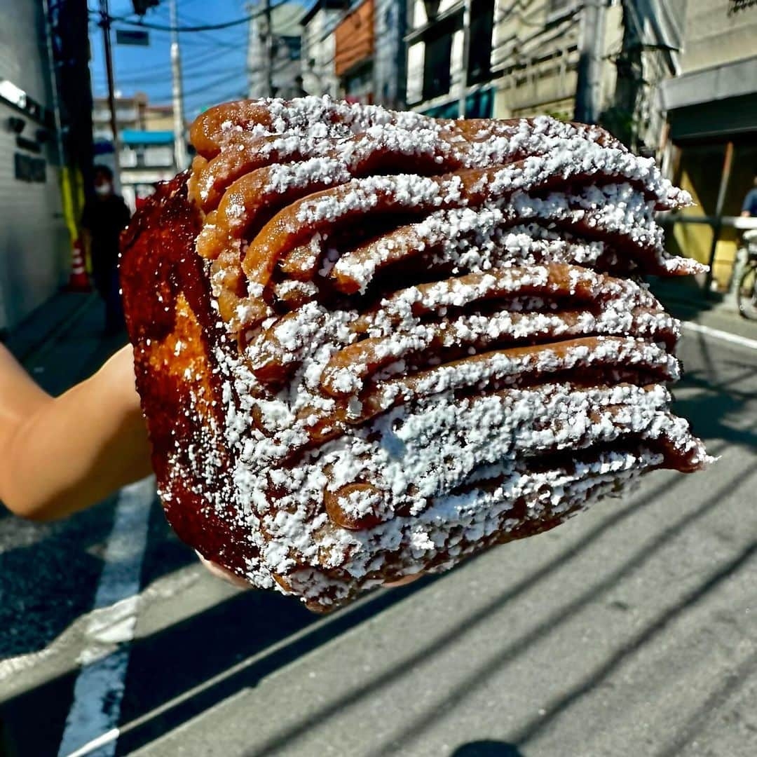 Coffee & Toast Tokyoのインスタグラム：「"わんぱく" モンブランぱん！ 🌰🌰🌰🌰🌰🌰🌰🌰🌰  " I eat chestnut cream cake because it’s somebody’s birthday somewhere.”  パンの中にたっぷりの栗とクリーム！  わんぱくにかぷりつくのも良し、 秋を感じるたまらんパンです😋😋😋  . . . .  #わんぱくモンブランぱん #モンブラン  #chestnut  #chestnutcreamcake  #montblanccake  #栗  #マロン  #マロンクリーム  #栗スイーツ  #わんぱくサンド   #三軒茶屋ランチ  #世田谷線カフェ  #パンスタグラム  #東京カフェ  #三軒茶屋カフェ #三軒茶屋  #パン #三茶カフェ  #三茶 #田園都市線カフェ #コーヒーアンドトースト  #coffeeandtoast #foodie  #foodiegram #秋スイーツ #マロンケーキ」