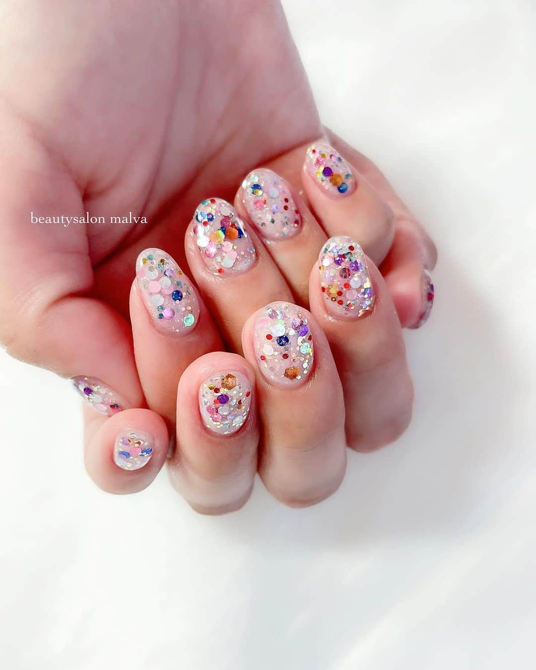 nailsalon malva（ネイルサロンマルヴァ）のインスタグラム：「オリジナルラメホロMIXネイル💅 完全お任せいただきました〜！✨ ⁡ 細かなオーダーがないときも 安心しておまかせください☺️🫶 ⁡ 必ず可愛くお洒落に仕上げます！ ⁡ ⁡ ⁡ ↪︎ ネイルのケアと保証期間 ⁡ malvaのネイルはドライケア、カットスタイルも込みです。 保証期間は約4週間となります（※ご新規様は3週間となります）。 ⁡ ＿＿＿＿＿＿＿＿＿＿＿＿＿ ⁡ ⁡ 𝐛𝐞𝐚𝐮𝐭𝐲𝐬𝐚𝐥𝐨𝐧 𝐦𝐚𝐥𝐯𝐚⠀ 📍明治神宮前駅｜原宿駅　徒歩𝟑分 ⠀ 💬ご予約やお問い合わせ 𝐋𝐈𝐍𝐄から承っております @ 𝐦𝐚𝐥𝐯𝐚 ⁡ お気軽にご連絡ください♡ ⁡ ⁡ ＿＿＿＿＿＿＿＿＿＿＿＿＿＿ ⁡ ▸ジェルネイル｜スカルプ｜ネイルケア ▸まつげカール｜まつげエクステ｜ワンホンエクステ ▸ハーブよもぎ蒸し ▸ワックス脱毛 ⁡ \ アシスタント募集中💁‍♀️ / ⁡ ▸リモート可オンラインの画像動画制作アシスタント ▸サロンワーク全般アシスタント ⁡ ⁡ #秋ネイル2023 #カラフルホロネイル #ホログラムネイル  #キラキラネイル #malva #malvaネイル  #ショートネイル #カラフルネイル  #ネイル #原宿ネイル #ストーンネイル  #表参道ネイル #東京ネイルサロン　#明治神宮前ネイル #新宿ネイル #千駄ヶ谷ネイル  #harajukunails #tokyonails #tokyonailsalon ⁡」