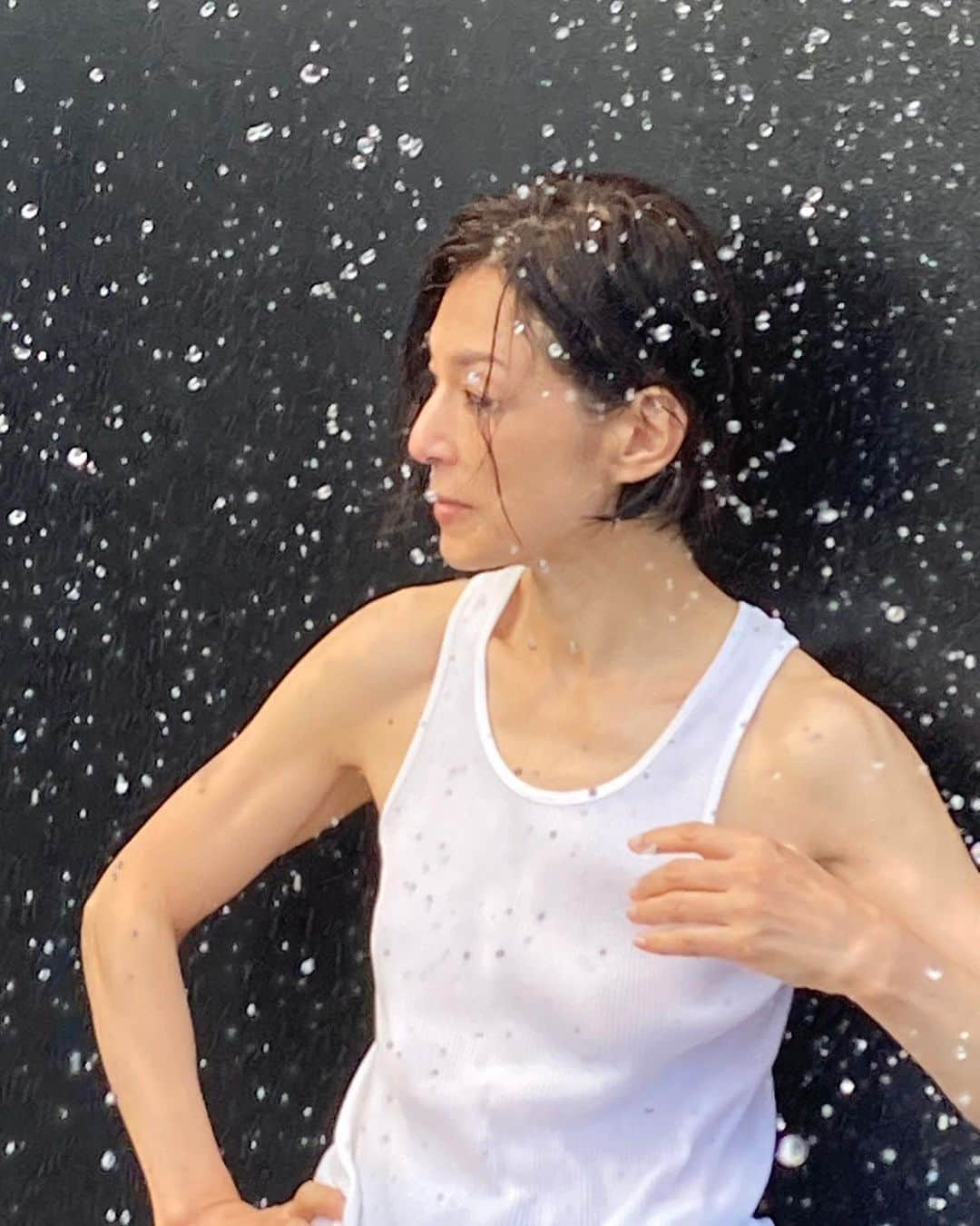 鈴木保奈美のインスタグラム：「そしたらカメラの浅井佳代子さんが「水ぶっかけてびしゃびしゃにした〜い」と言い出し、やっちまえ〜、とこんなことに。」