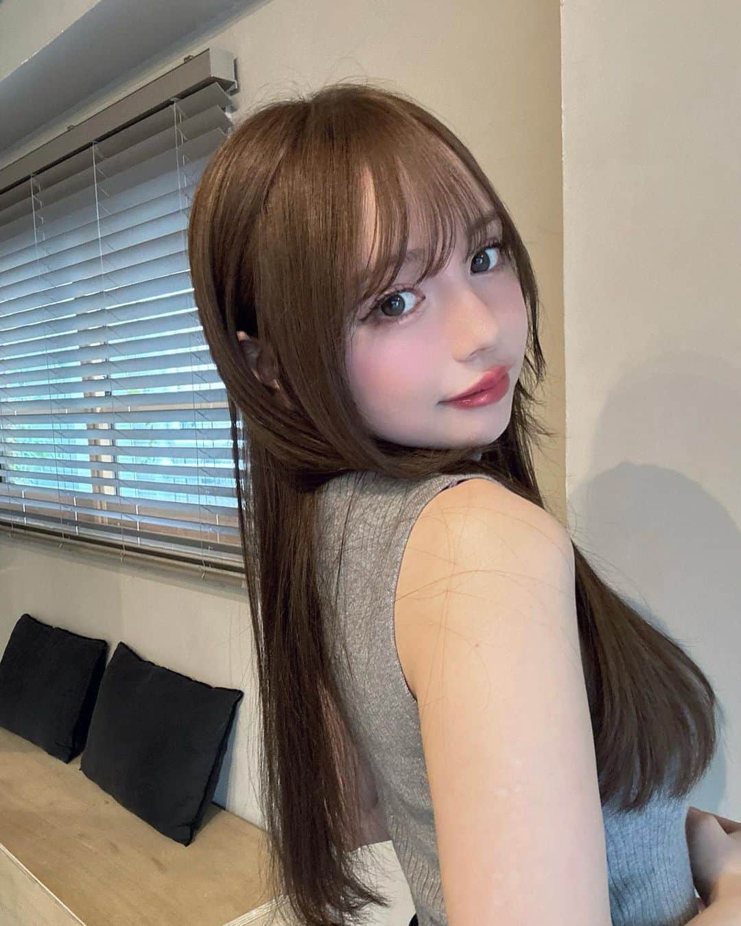 黒瀧まりあのインスタグラム：「最近の美容事情🍂 ヘアはVioletの穂高さん、 ネイルは初めましての麻鈴さん🩶」