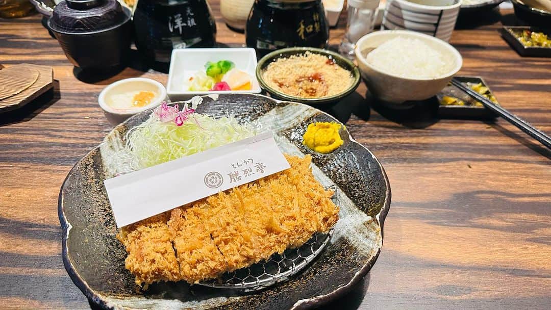 日野賢二のインスタグラム：「熊本2日目day 2 in Kumamoto 大好物:カツレツ亭(Katsuretsu Tei) My favorite Joint!in Kumamoto 後で熊本アートプレックスで 2ステージ1)5:40pm 2)7pm Kumamoto Art-Plex gig #jinobass  #kumamotoartplex」